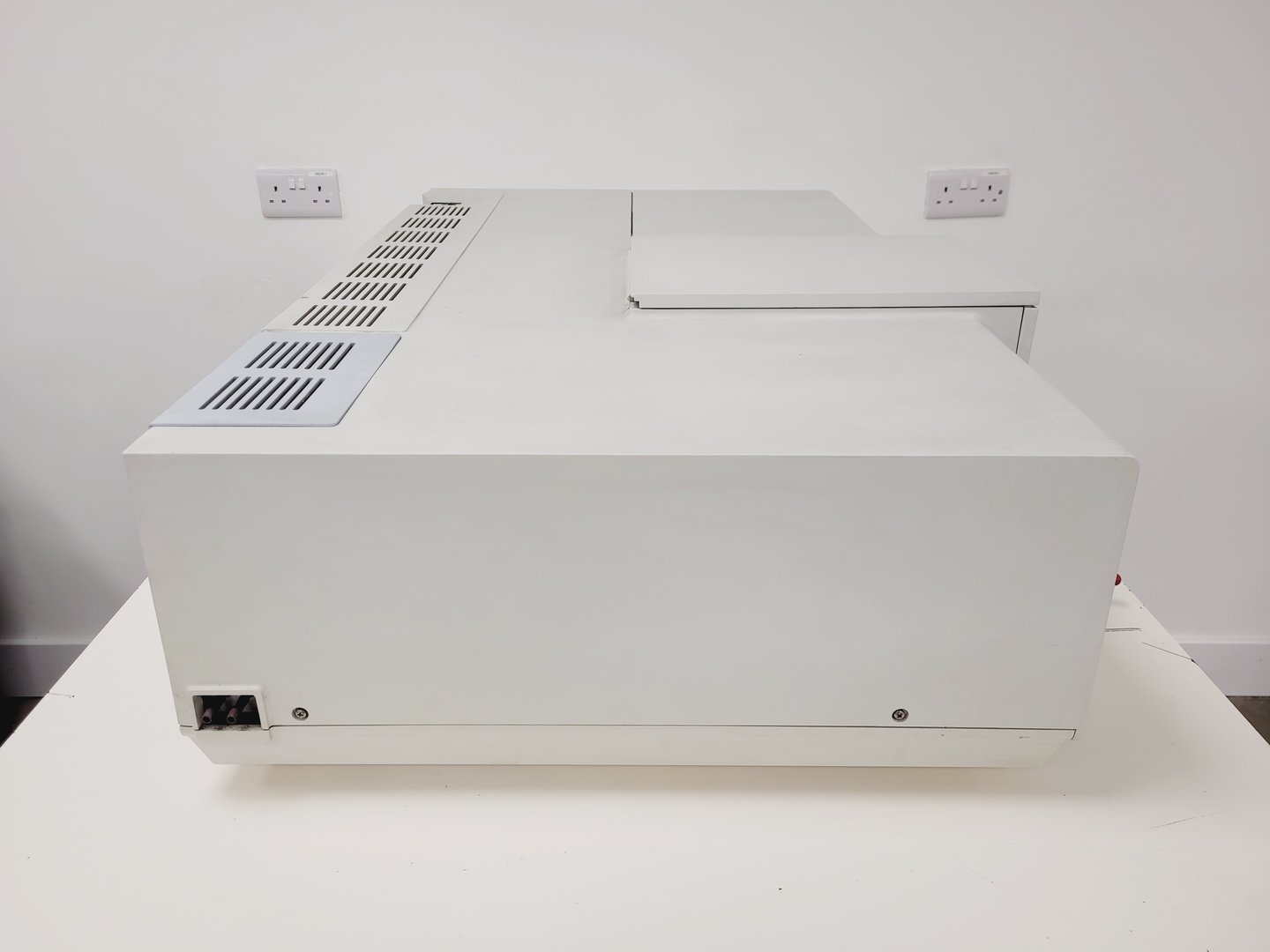 Image of Perkin Elmer Lambda 900 UV/VIS/NIR Spectrometer Lab