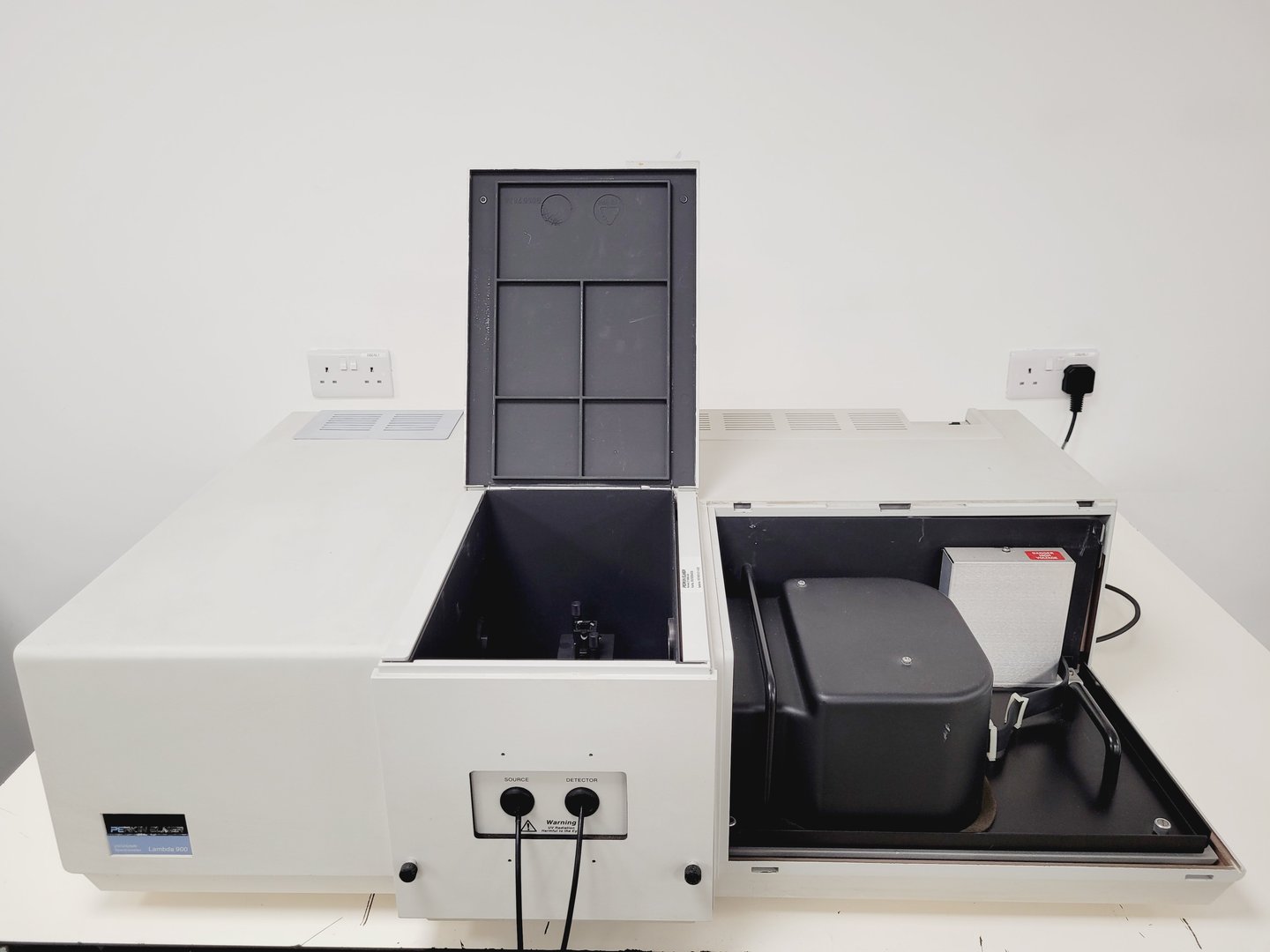 Image of Perkin Elmer Lambda 900 UV/VIS/NIR Spectrometer Lab