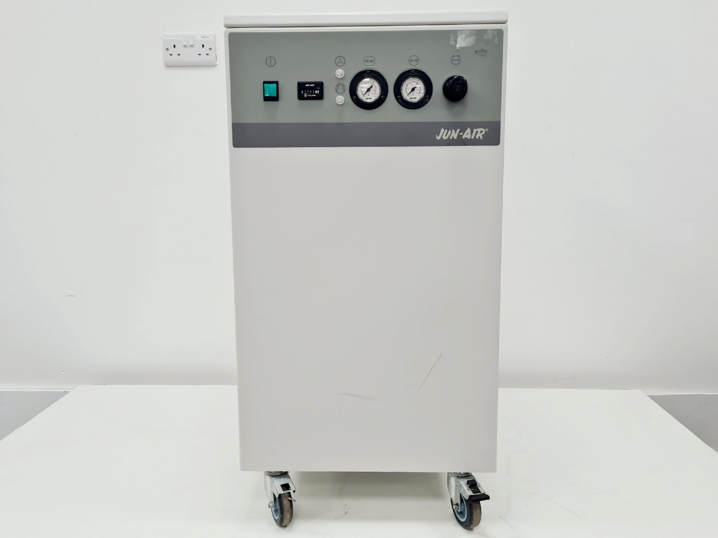 Image of Beckman Coulter MoFlo XDP Cell Sorter Laser Cytomation System + Optics Table 