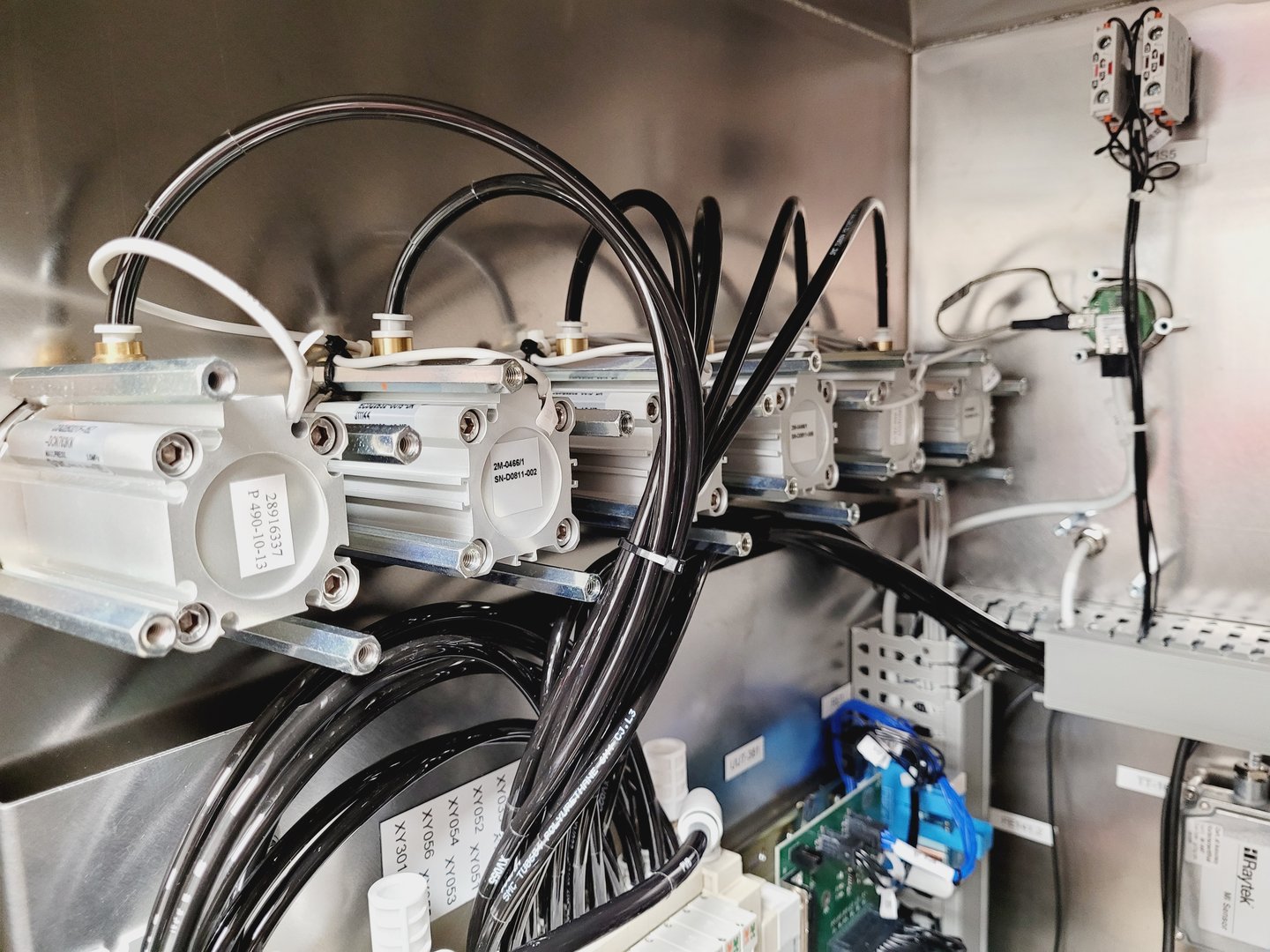 Image of GE Healthcare AKTAready Single-Use Chromatography FPLC System Lab