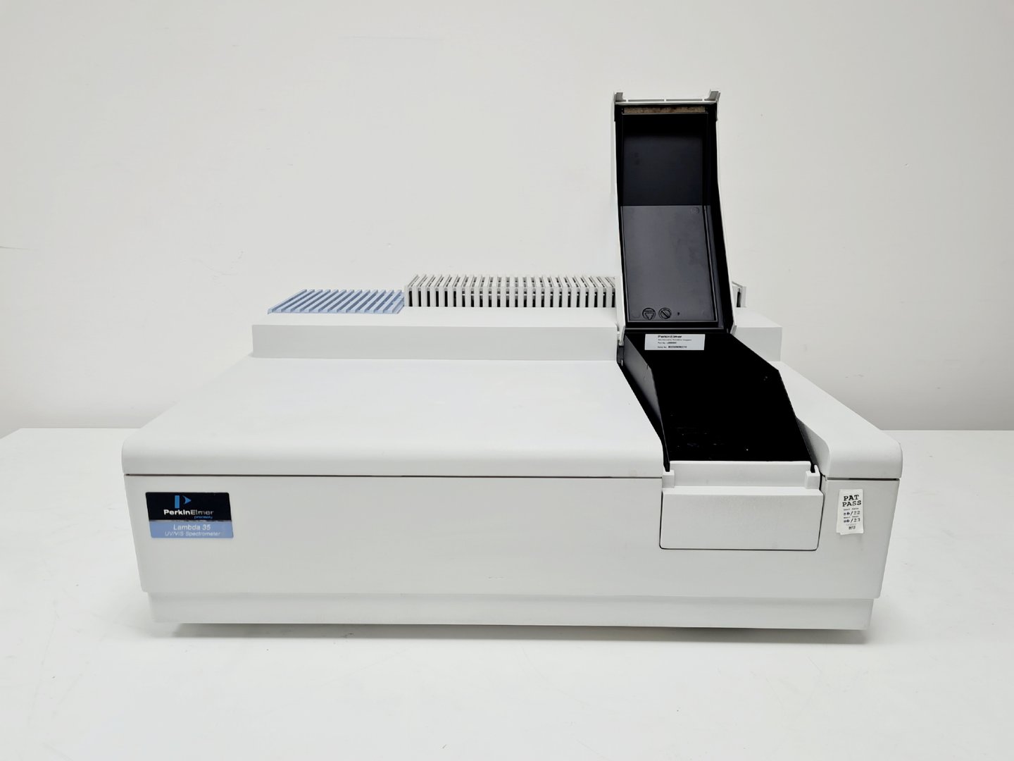 Image of Perkin Elmer Lambda 35 UV/VIS Spectrometer System w/ Winlab Software
