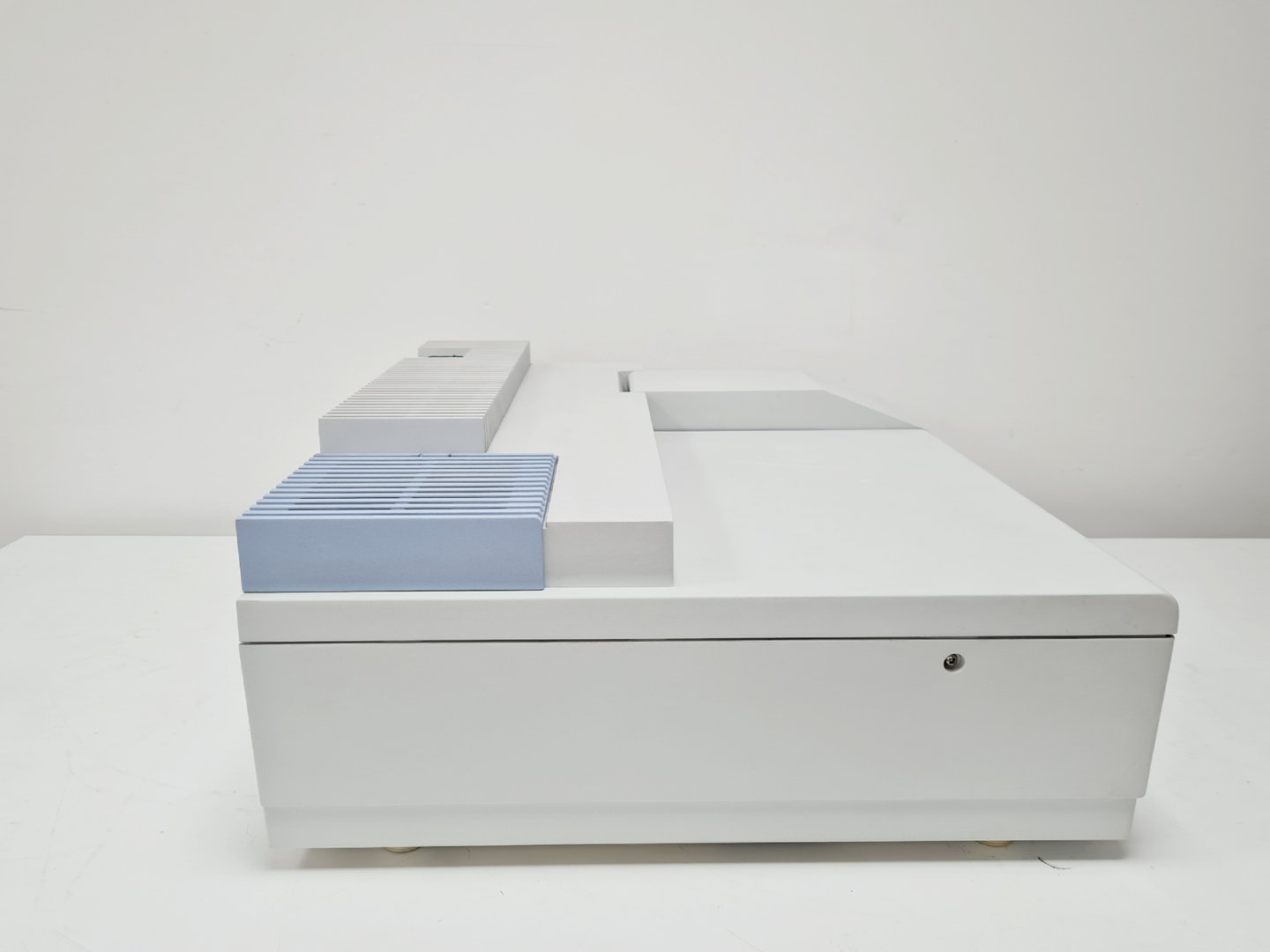 Image of Perkin Elmer Lambda 35 UV/VIS Spectrometer System w/ Winlab Software