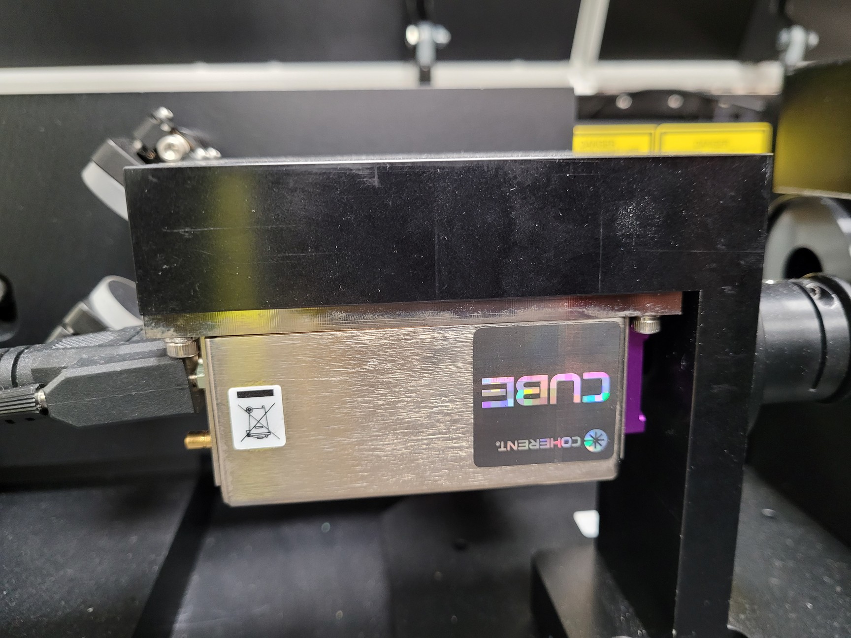 Image of Becton Dickinson BD LSR II Flow Cytometer w/FACSFlow Supply System Lab