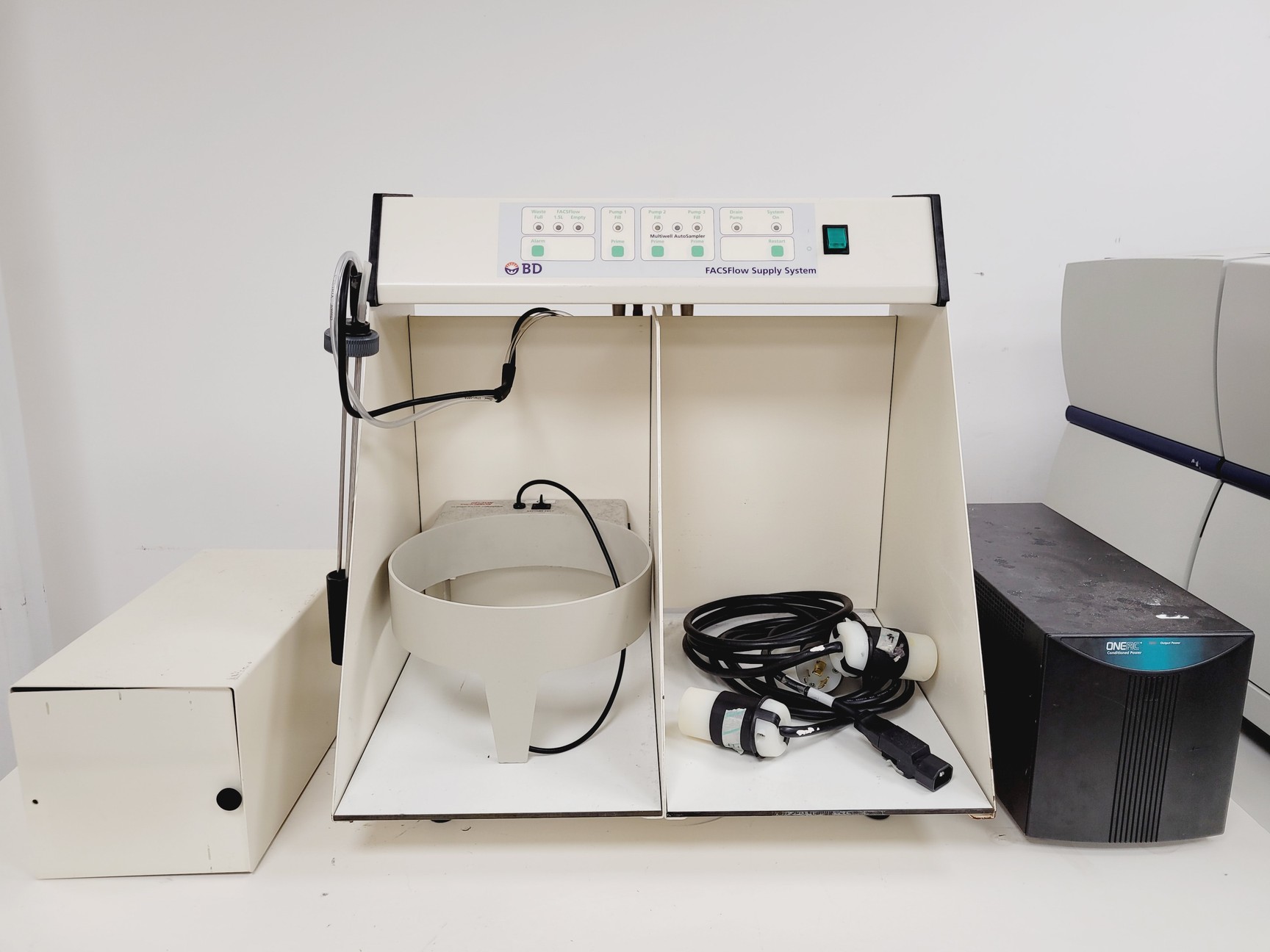 Image of Becton Dickinson BD LSR II Flow Cytometer w/FACSFlow Supply System Lab