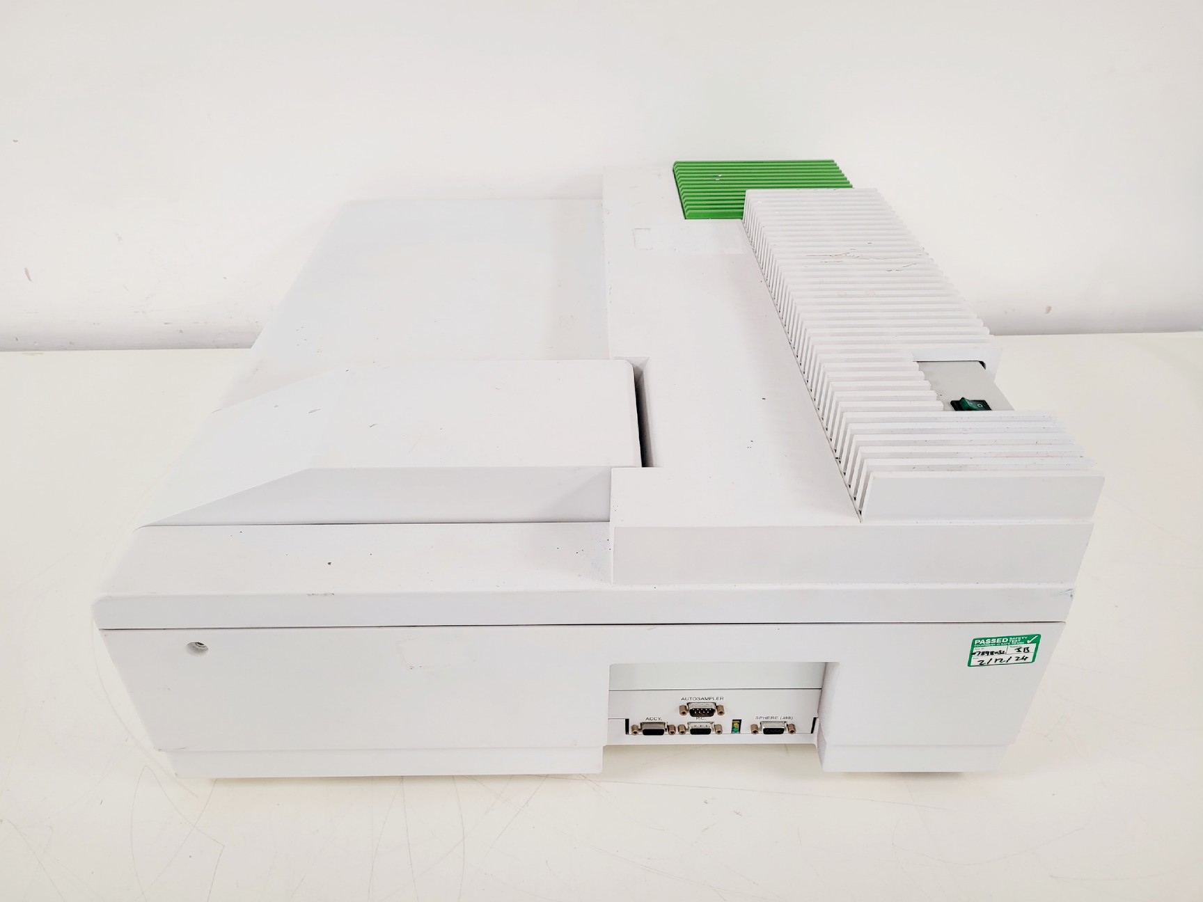 Image of Perkin Elmer Lambda 25 UV/VIS Spectrophotometer Lab