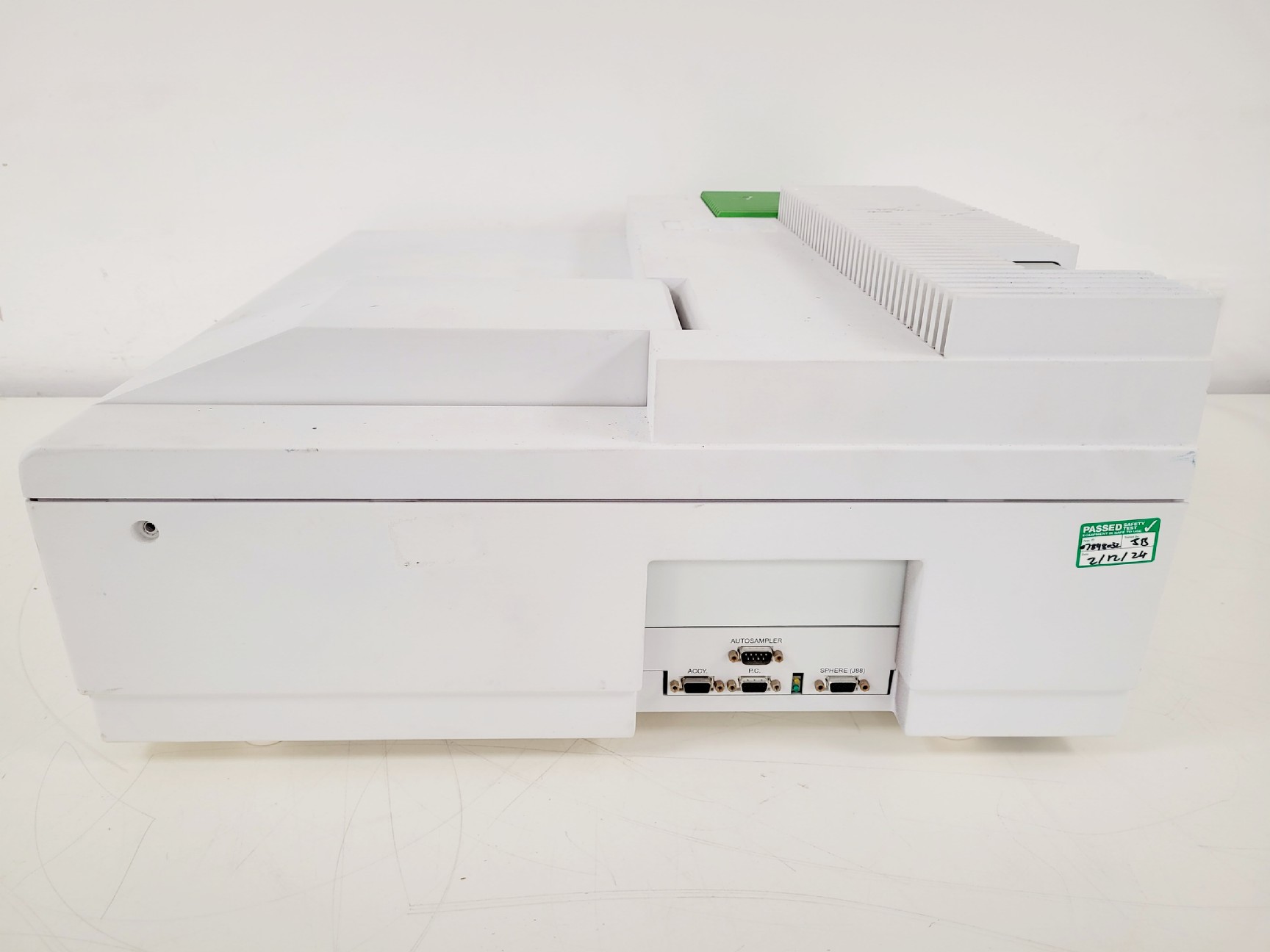 Image of Perkin Elmer Lambda 25 UV/VIS Spectrophotometer Lab