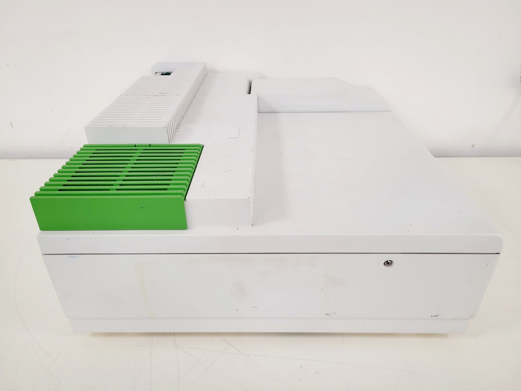 Image of Perkin Elmer Lambda 25 UV/VIS Spectrophotometer Lab