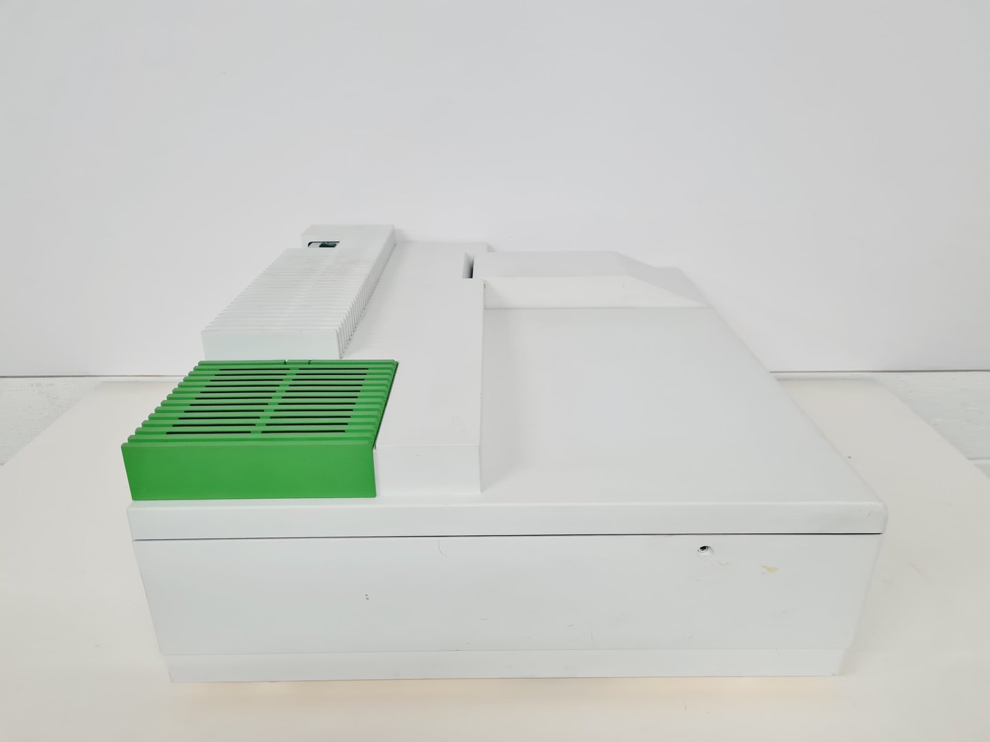 Image of Perkin Elmer Lambda 25 UV/VIS Spectrometer Lab