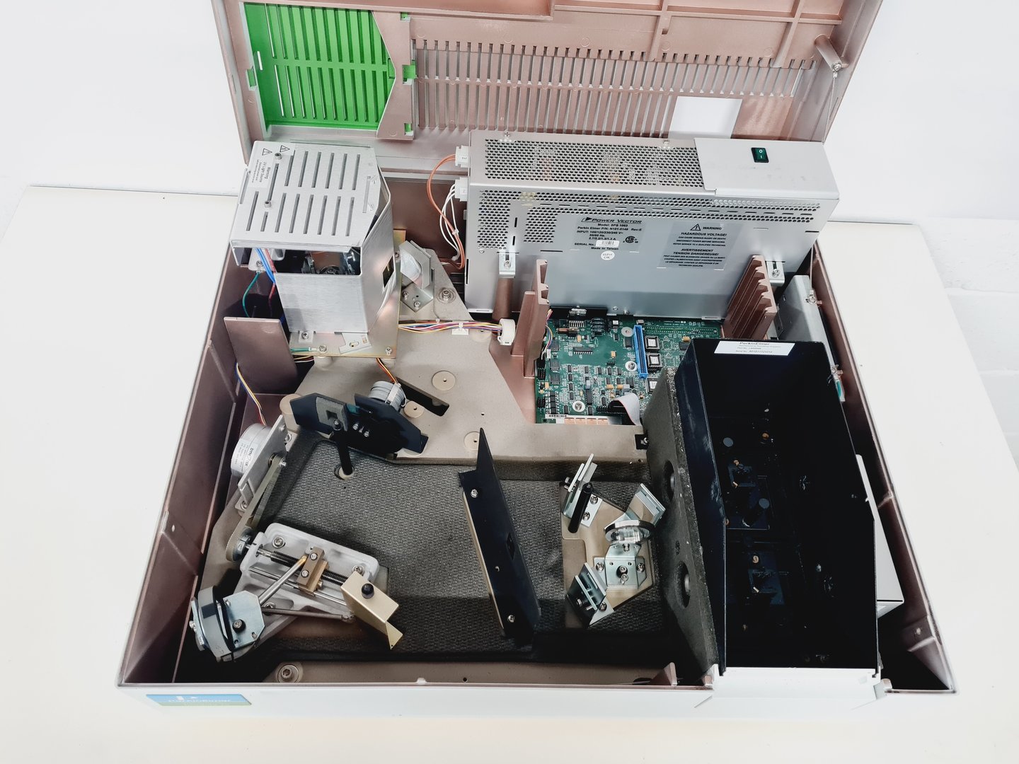 Image of Perkin Elmer Lambda 25 UV/VIS Spectrometer Lab