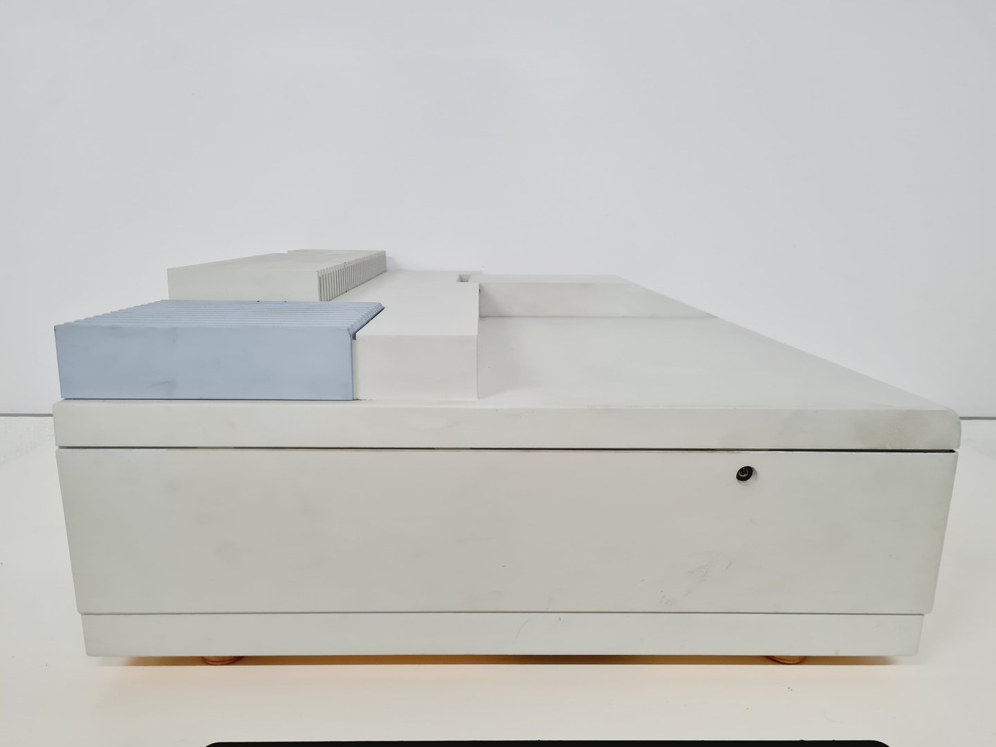 Image of Perkin Elmer Lambda 25 UV/Vis spectrophotometer