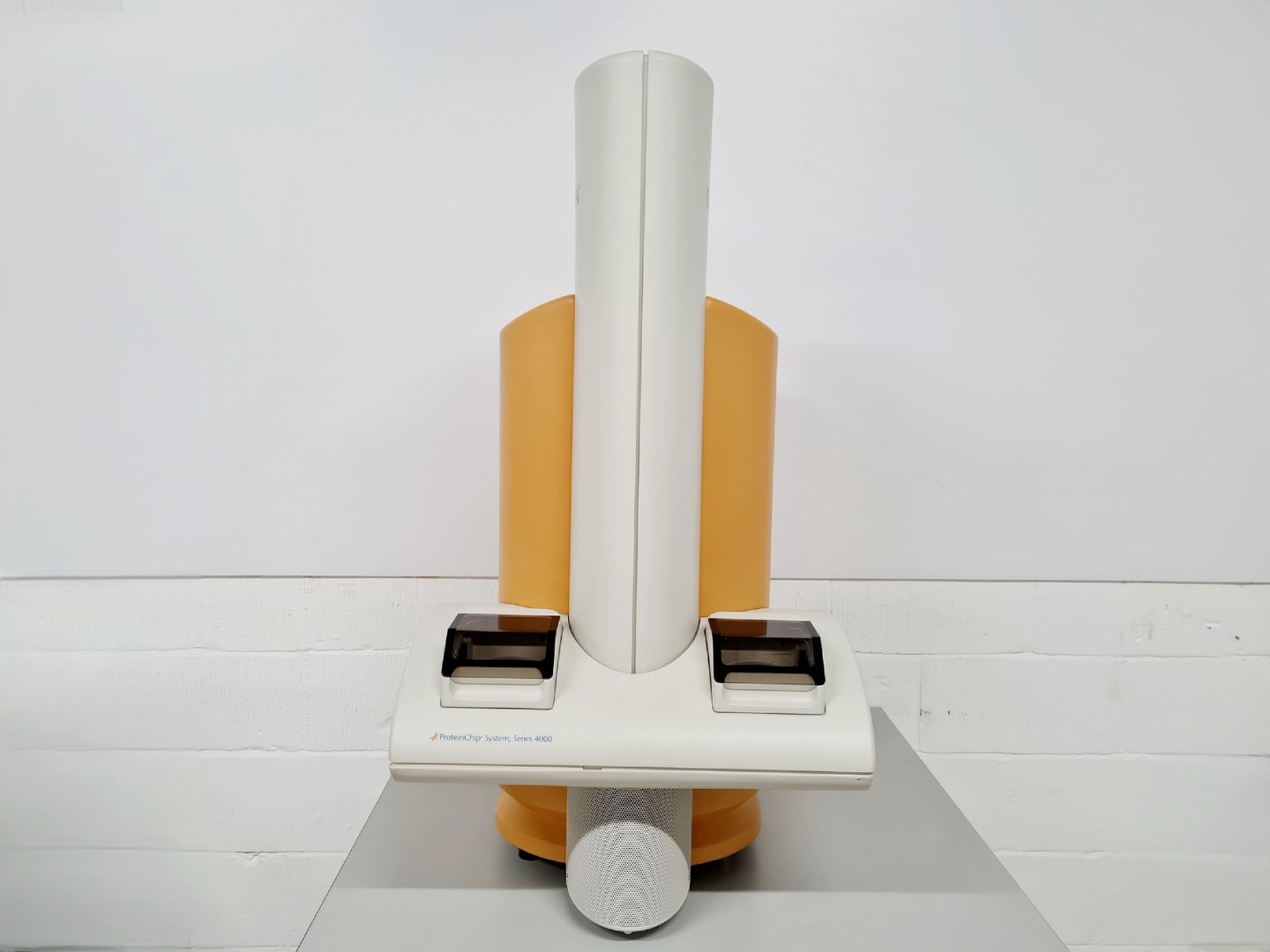 Image of Ciphergen ProteinChip System Series 4000 Lab