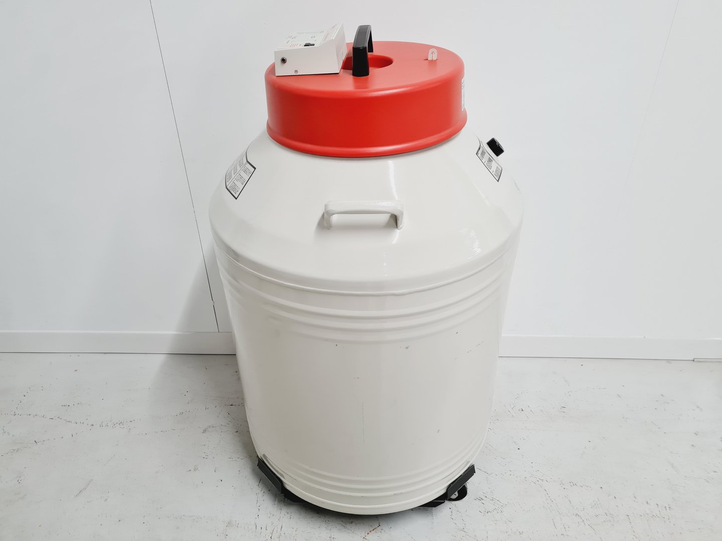 Image of Thermo Scientific Locator 6 Plus  Liquid Nitrogen Dewar Lab
