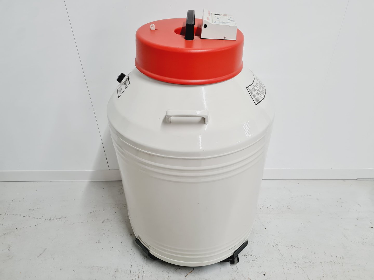 Image of Thermo Scientific Locator 6 Plus  Liquid Nitrogen Dewar Lab