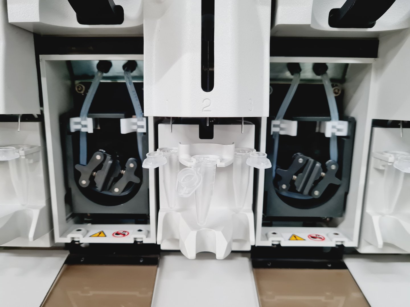 Image of Affymetrix GeneChip Scanner 3000 System with Affymetrix Fluidics Station 450 Lab