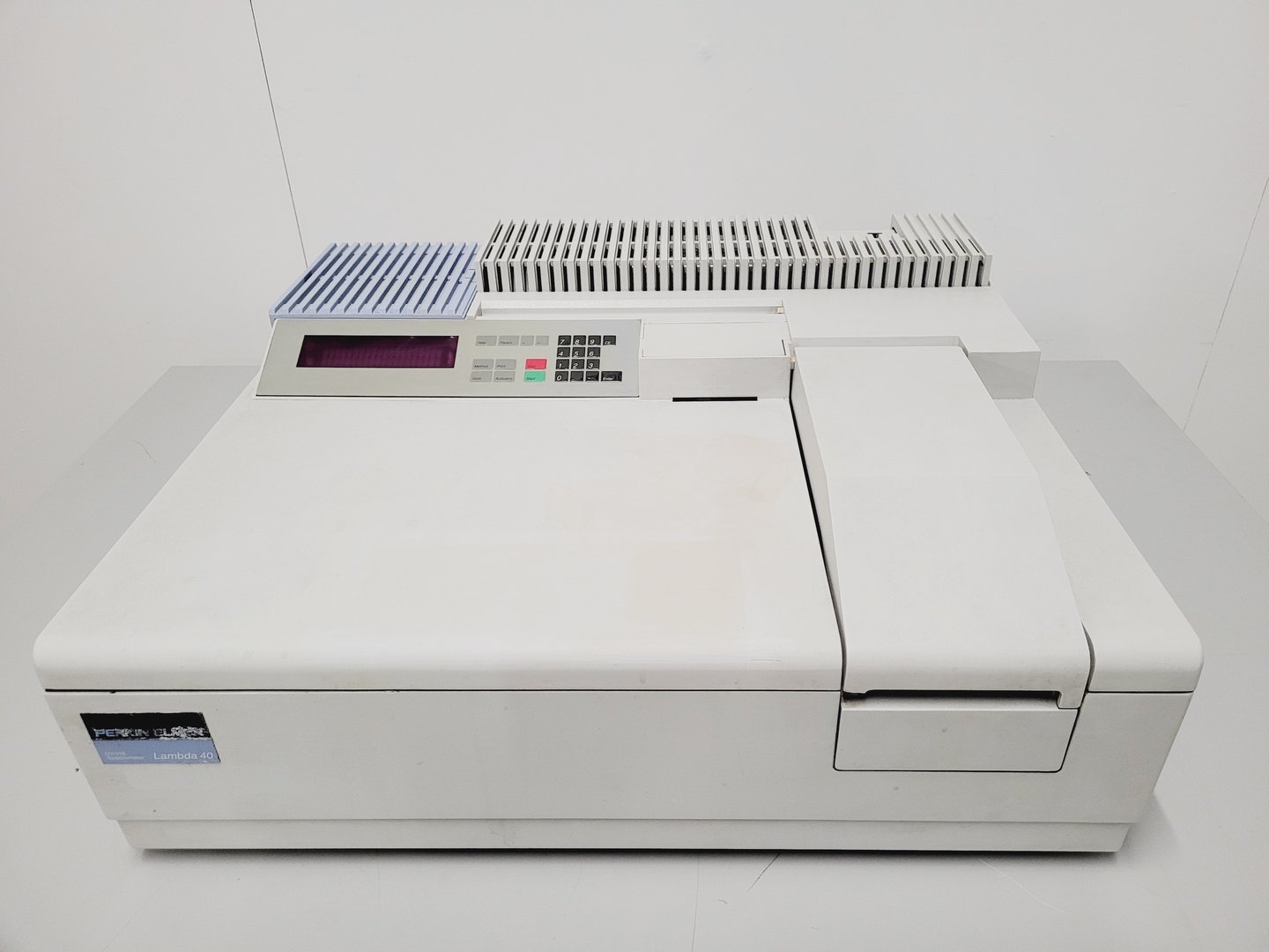 Image of Perkin Elmer UV/VIS Lambda 40 Spectrometer Lab