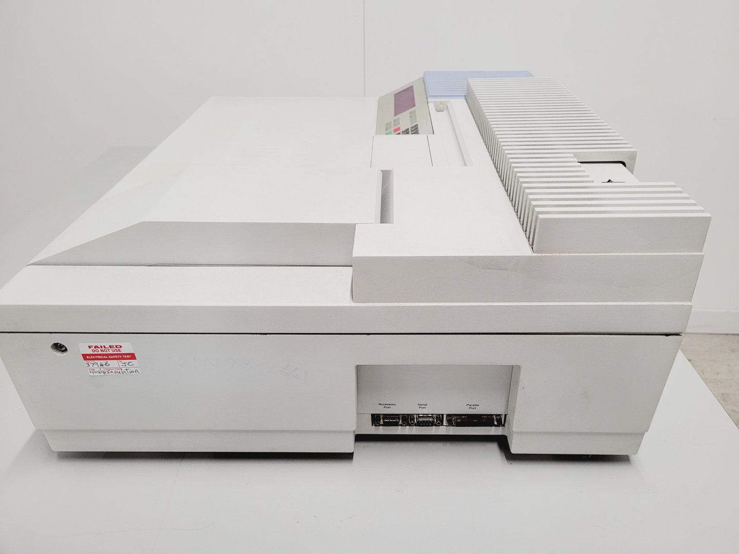 Image of Perkin Elmer UV/VIS Lambda 40 Spectrometer Lab