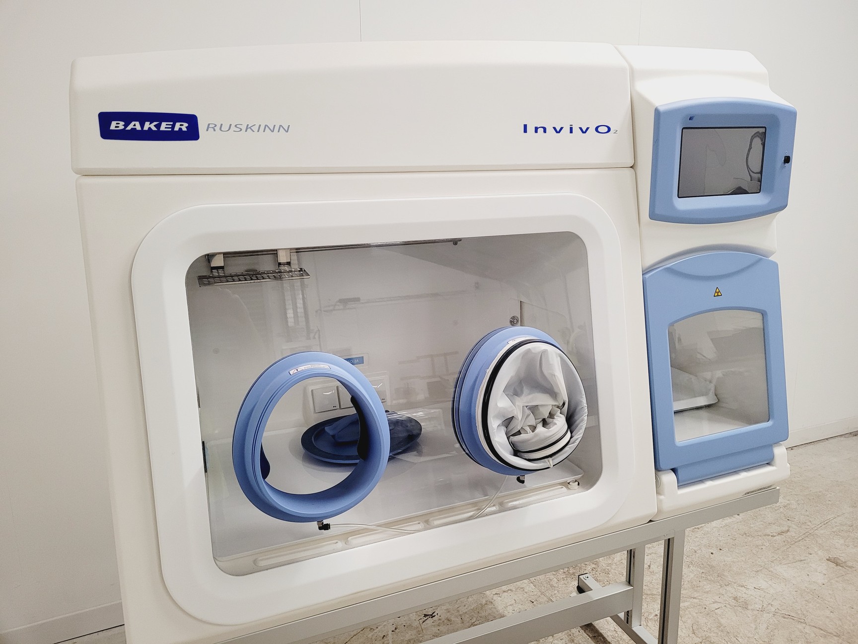 Image of Baker Ruskinn Invivo2 i500 Hypoxia Glovebox Workstation on Trolley Lab