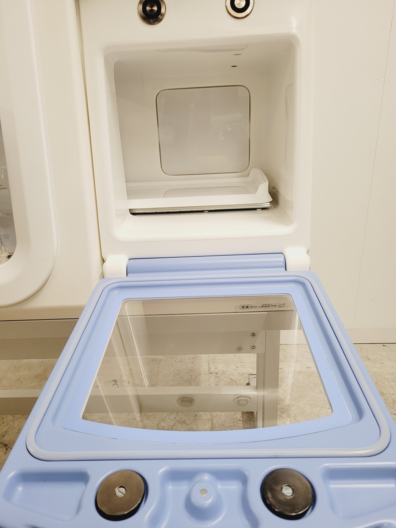 Image of Baker Ruskinn Invivo2 i500 Hypoxia Glovebox Workstation on Trolley Lab