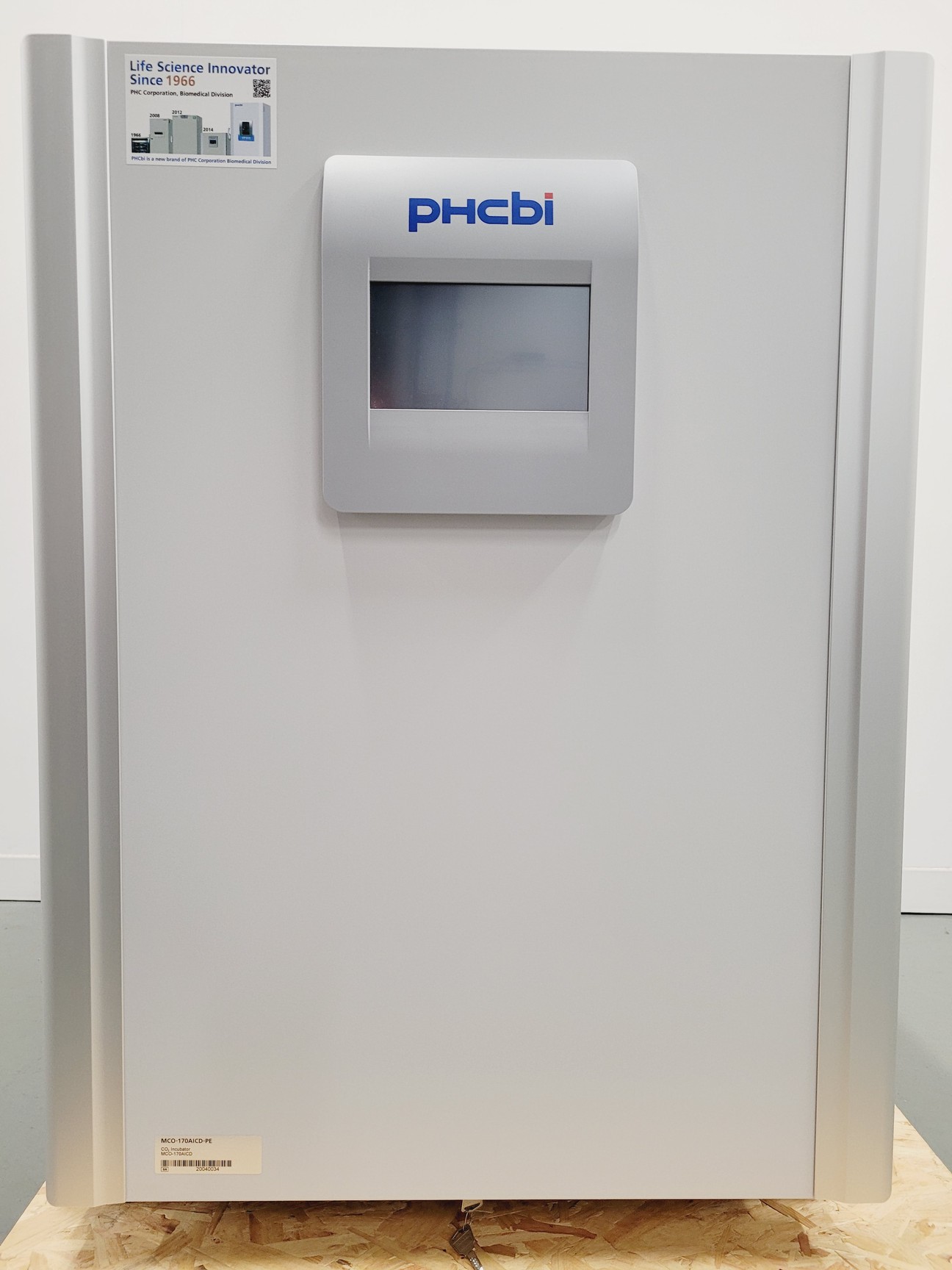 Image of PHCBI CO2 Incubator Model MCO-170AICD-PE With Tray and Shelves Lab