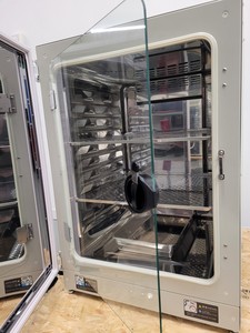 Thumbnail image of PHCBI CO2 Incubator Model MCO-170AICD-PE With Shelving And Tray Lab