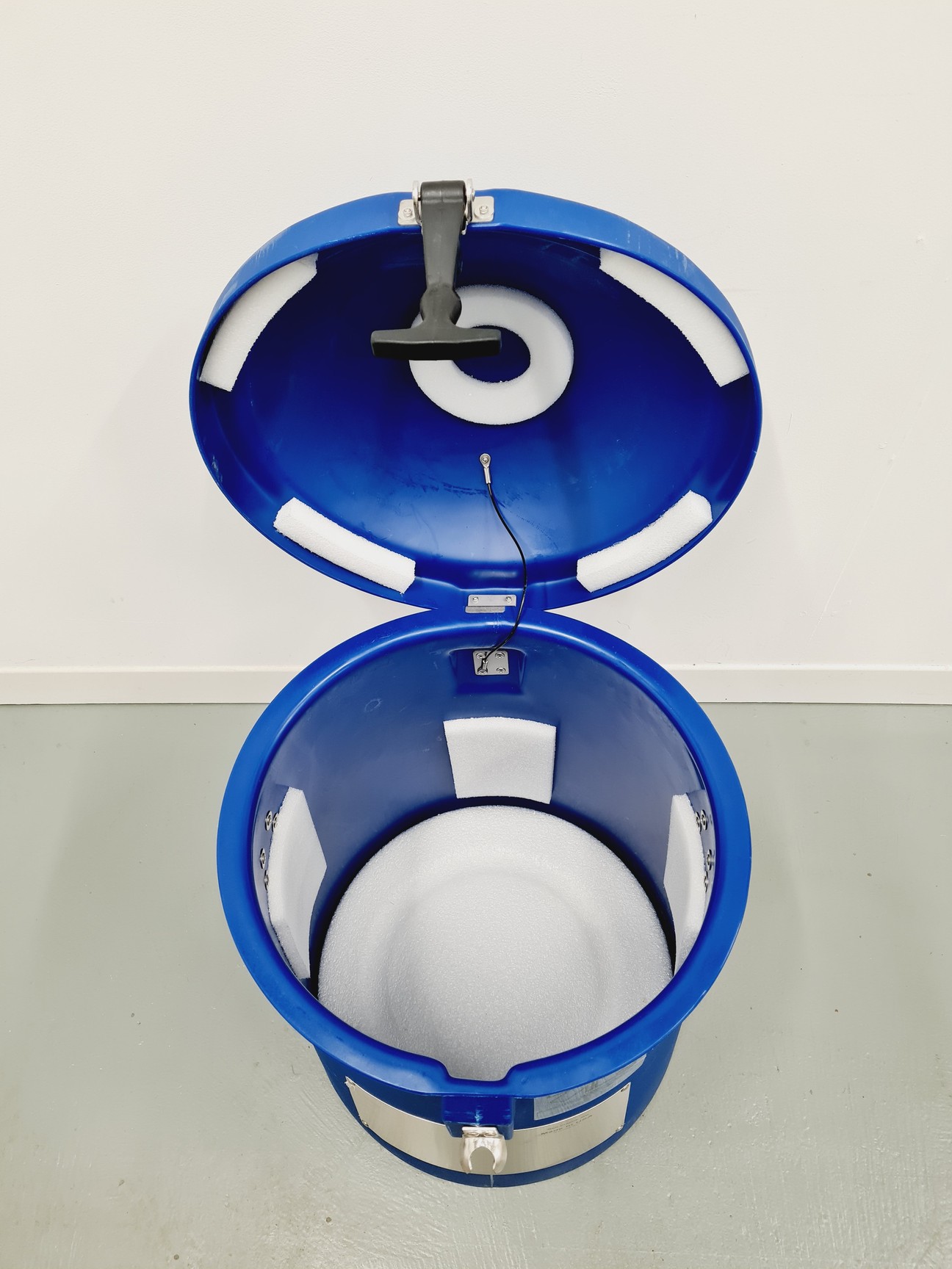 Image of MVE CryoShipper 8.5 ltr w/ ShipsLog 3 Temperature w/ Data Logger Lab