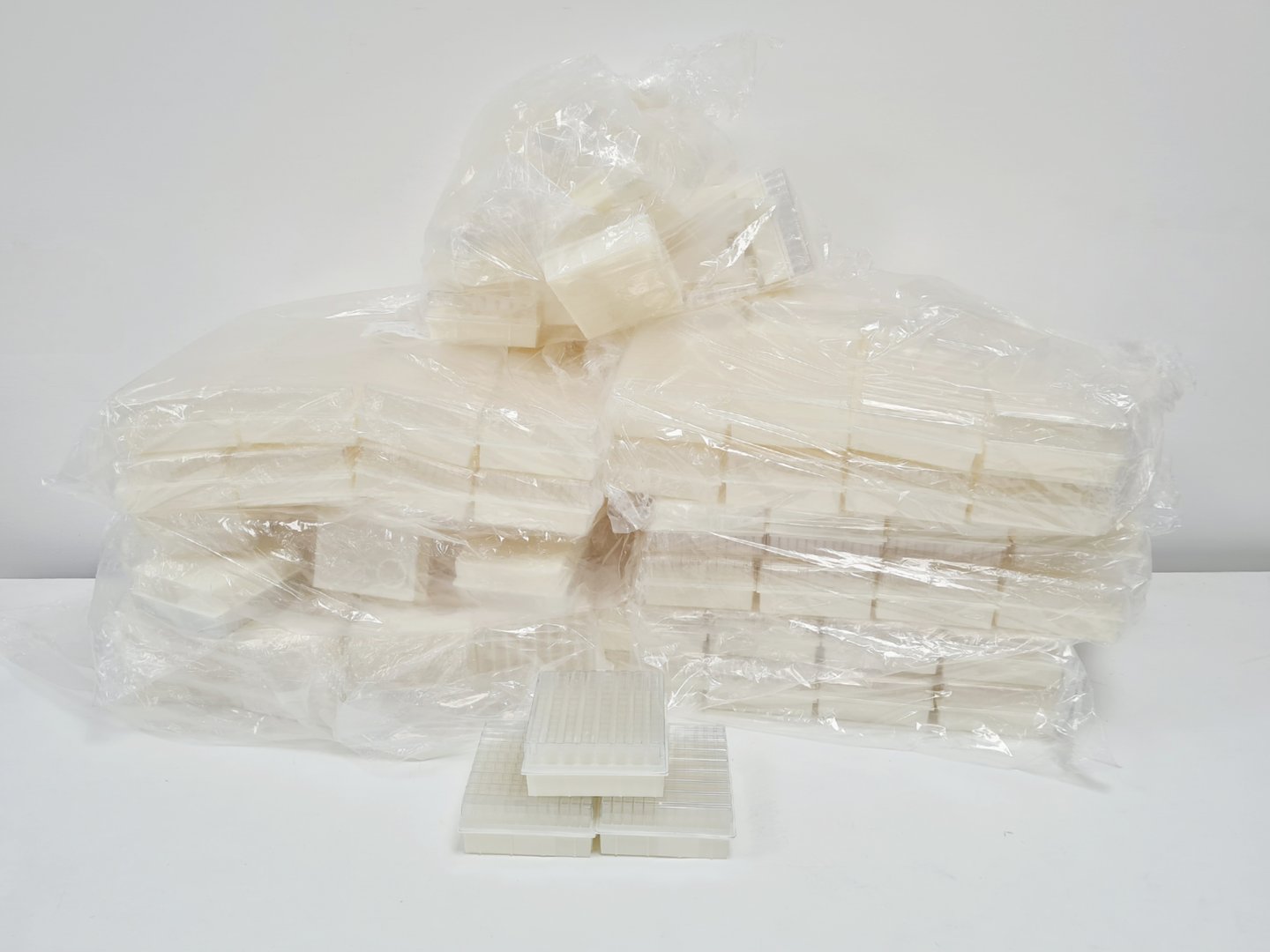 Image of 150 x Trays of Cuvettes and Cuvette Holders  - 14400 Total Lab