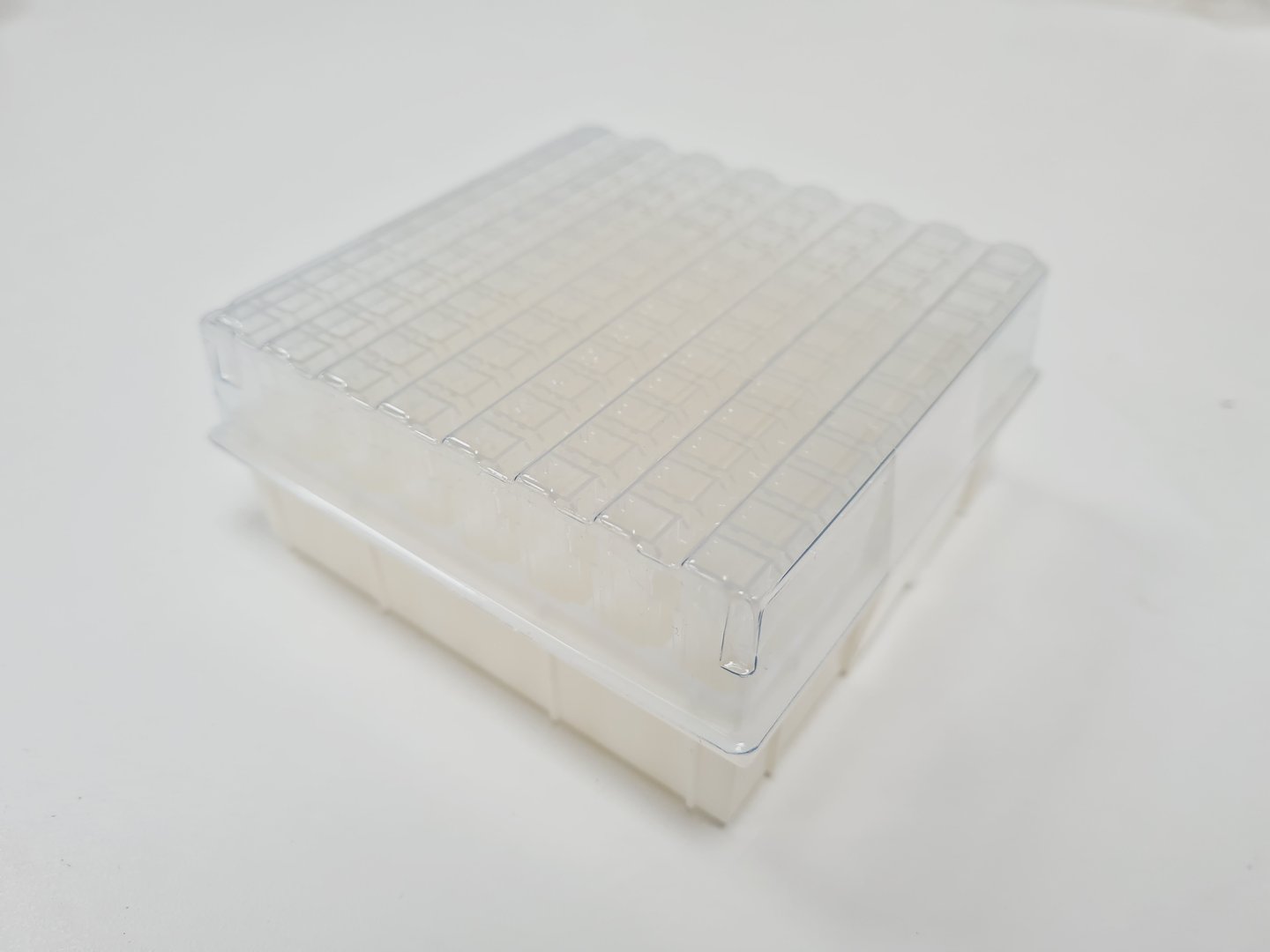 Image of 150 x Trays of Cuvettes and Cuvette Holders  - 14400 Total Lab