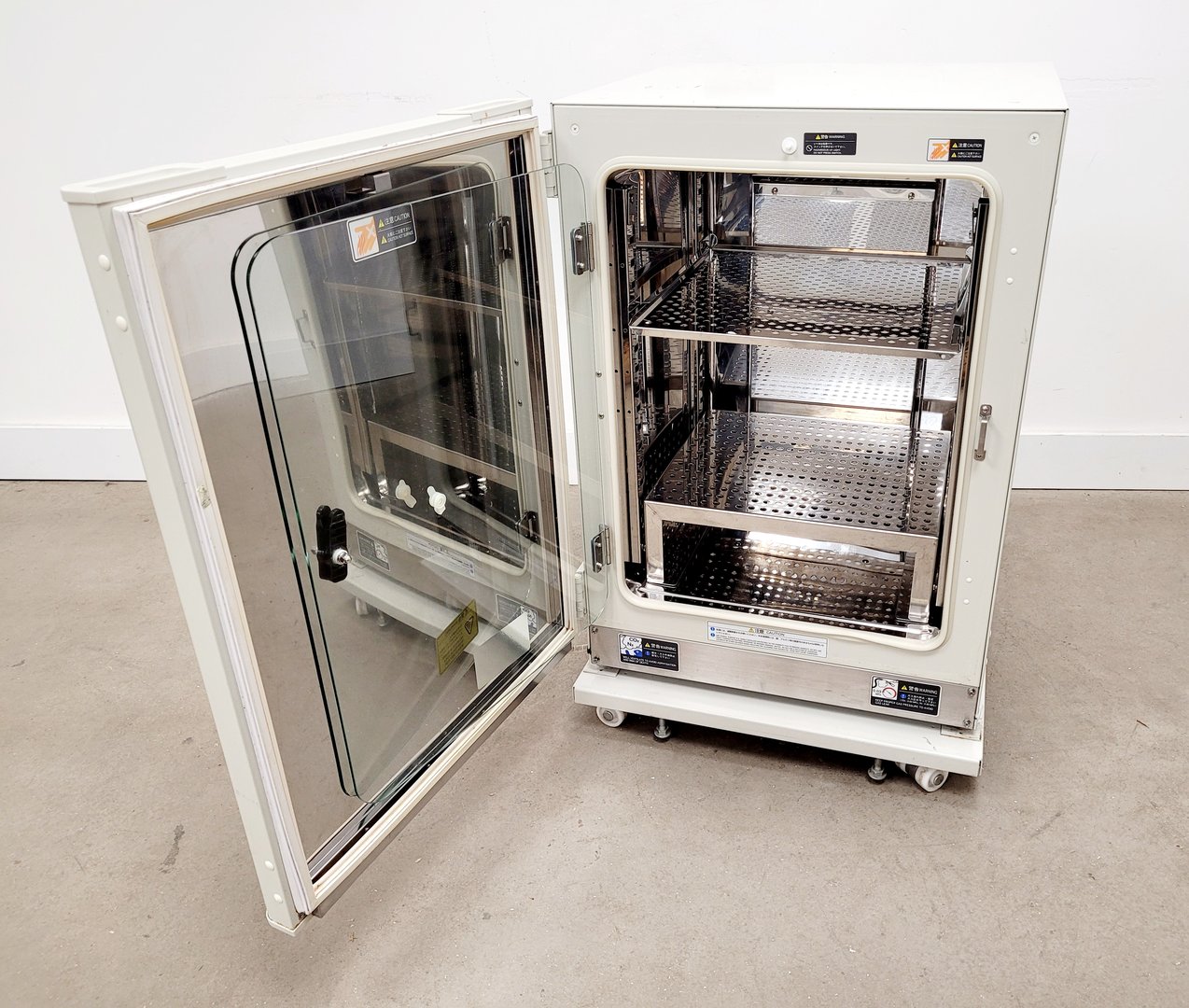 Image of Sanyo MCO-18AC CO2 Incubator Lab