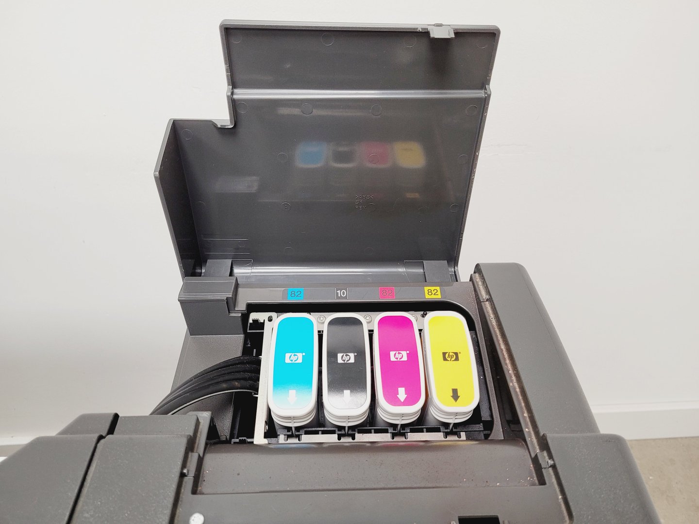 Image of HP Designjet 800ps C7780C with a Full Set of Ink Cartridges