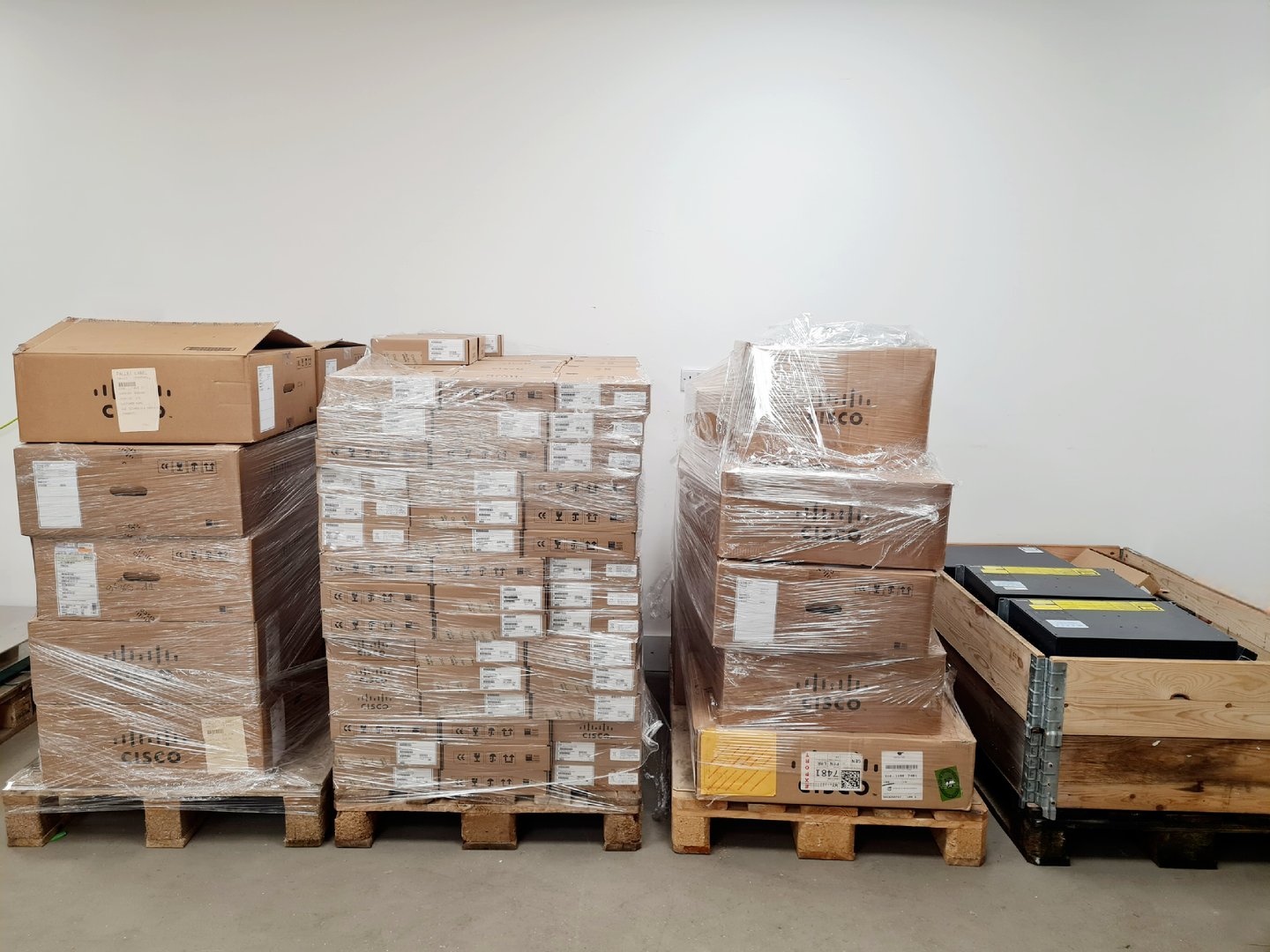 Image of Lot Of Cisco Wifi Phones, Access Points, Catalysts And More Lab