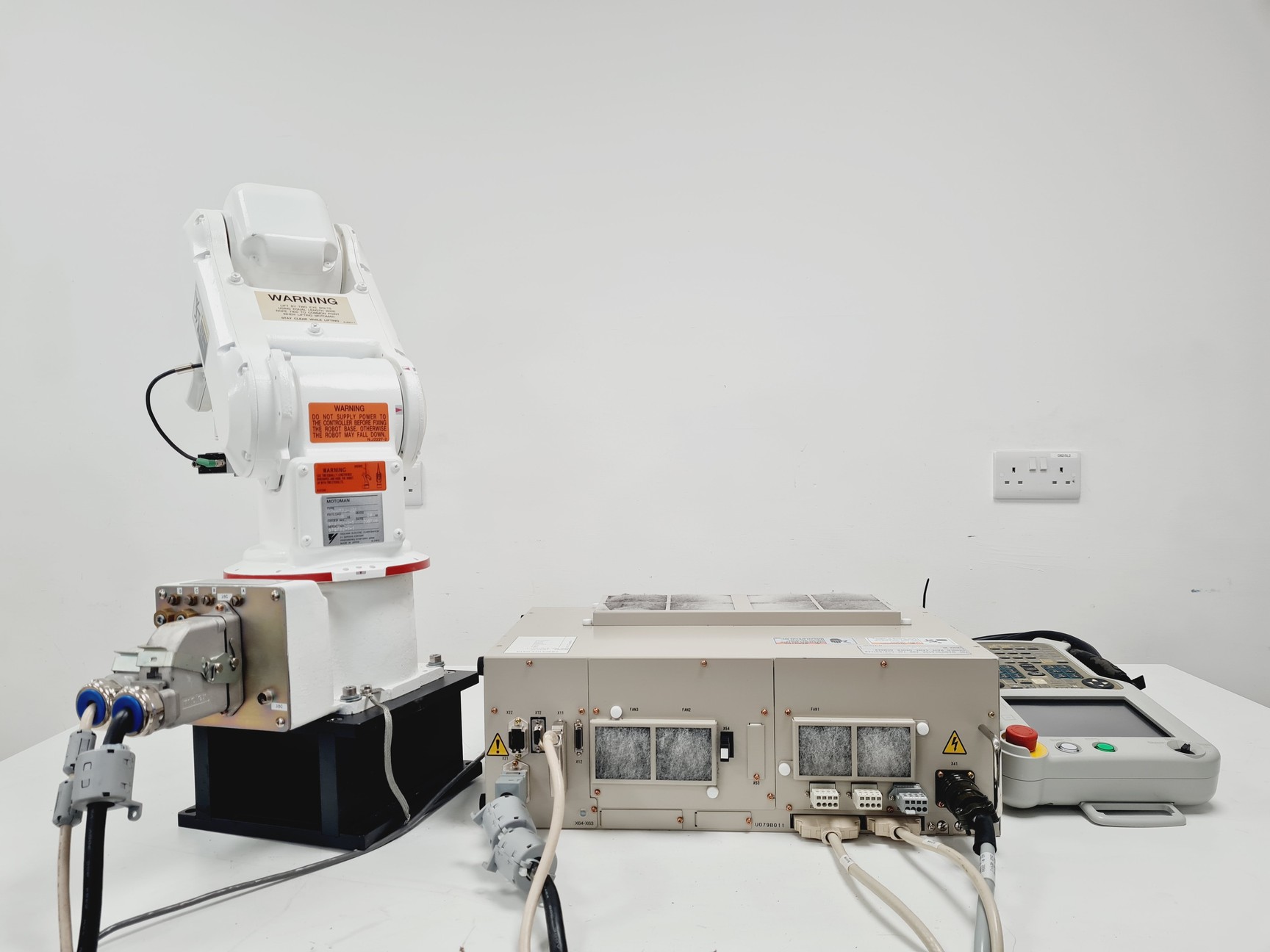 Image of Yaskawa Electrics Motoman YR HP3J-J01 w/ Power Supply & Controller Lab Faulty