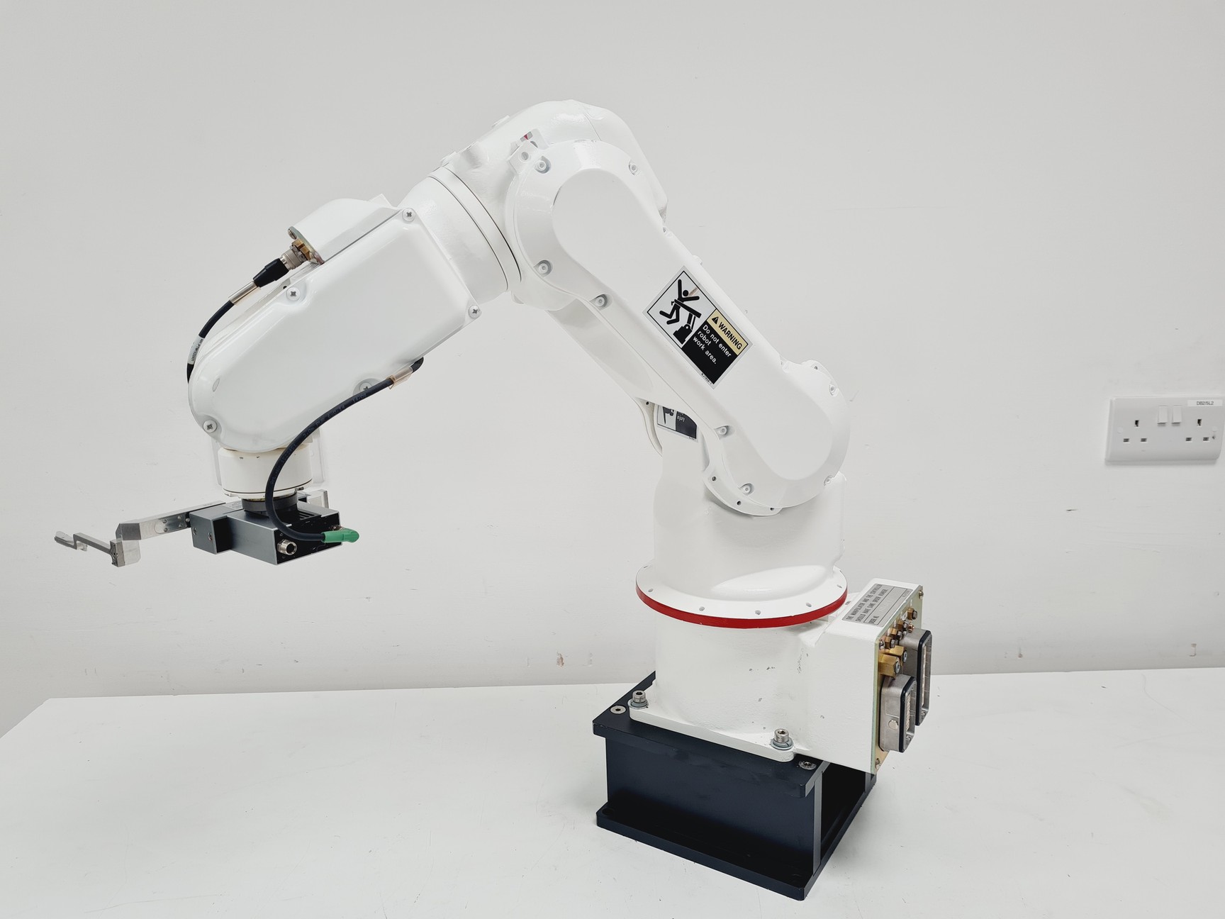 Image of Yaskawa Electrics Motoman YR HP3J-J01 w/ Power Supply & Controller Lab Faulty