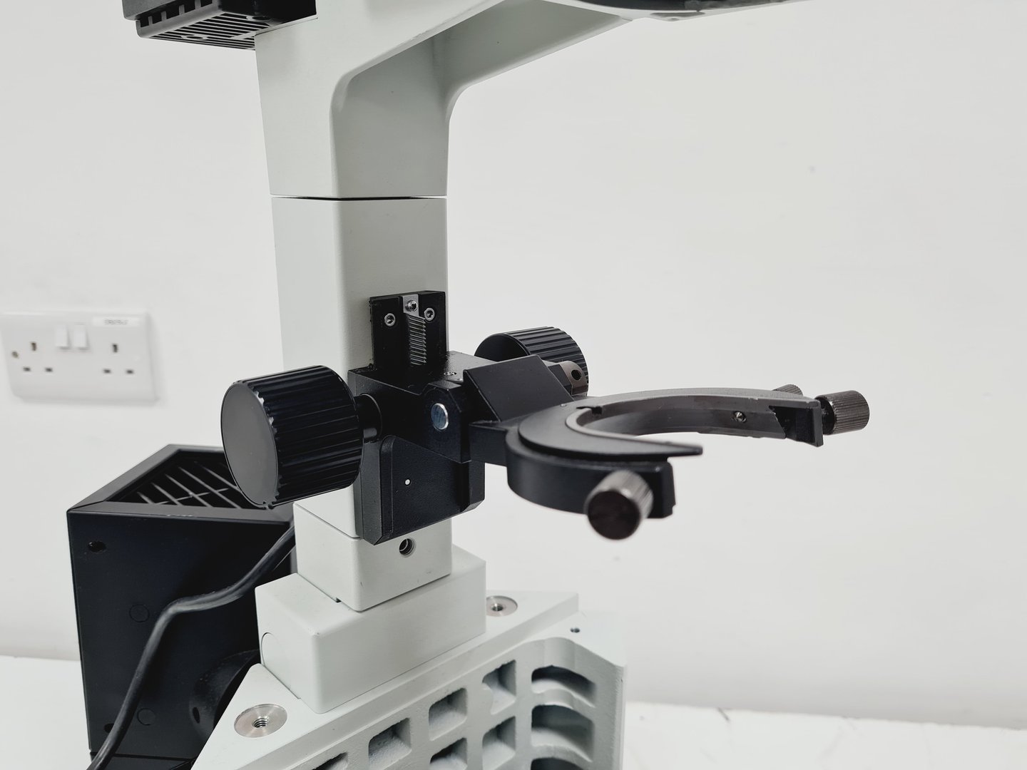 Image of Olympus IX70 Inverted Fluorescence Microscope w/ U-ULS100HG Lab Spares/Repairs