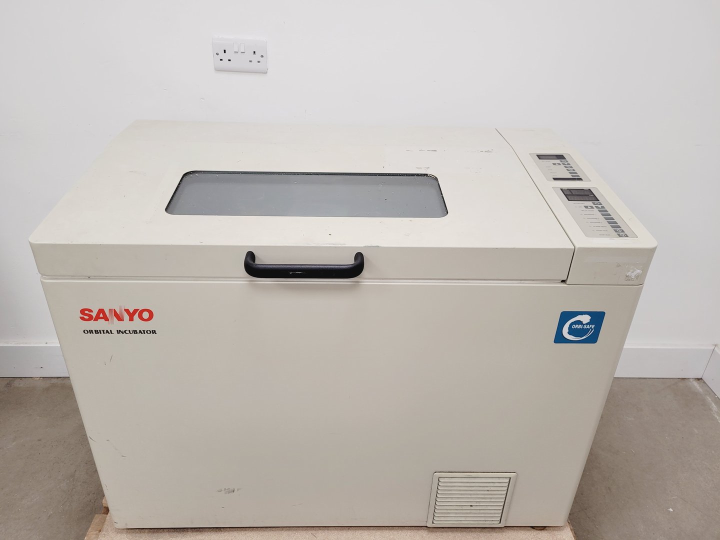 Image of Sanyo Orbital Shaking Incubator IOX402.XX1.C Lab