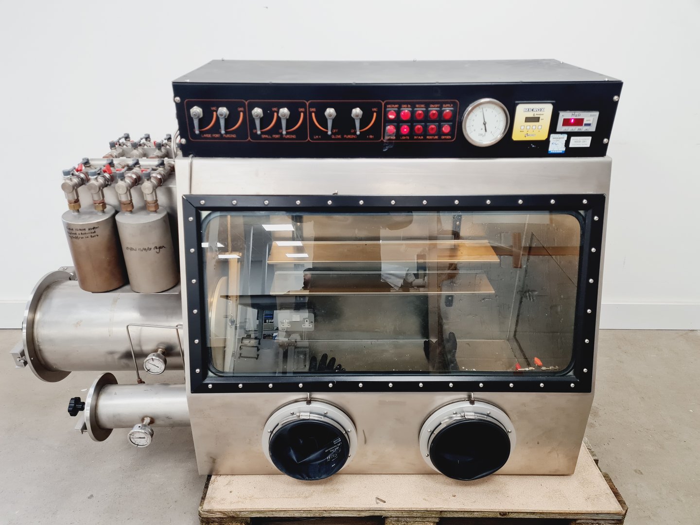 Image of Saffron Glove Box With Columns + Saffron Regeneration Oven Lab