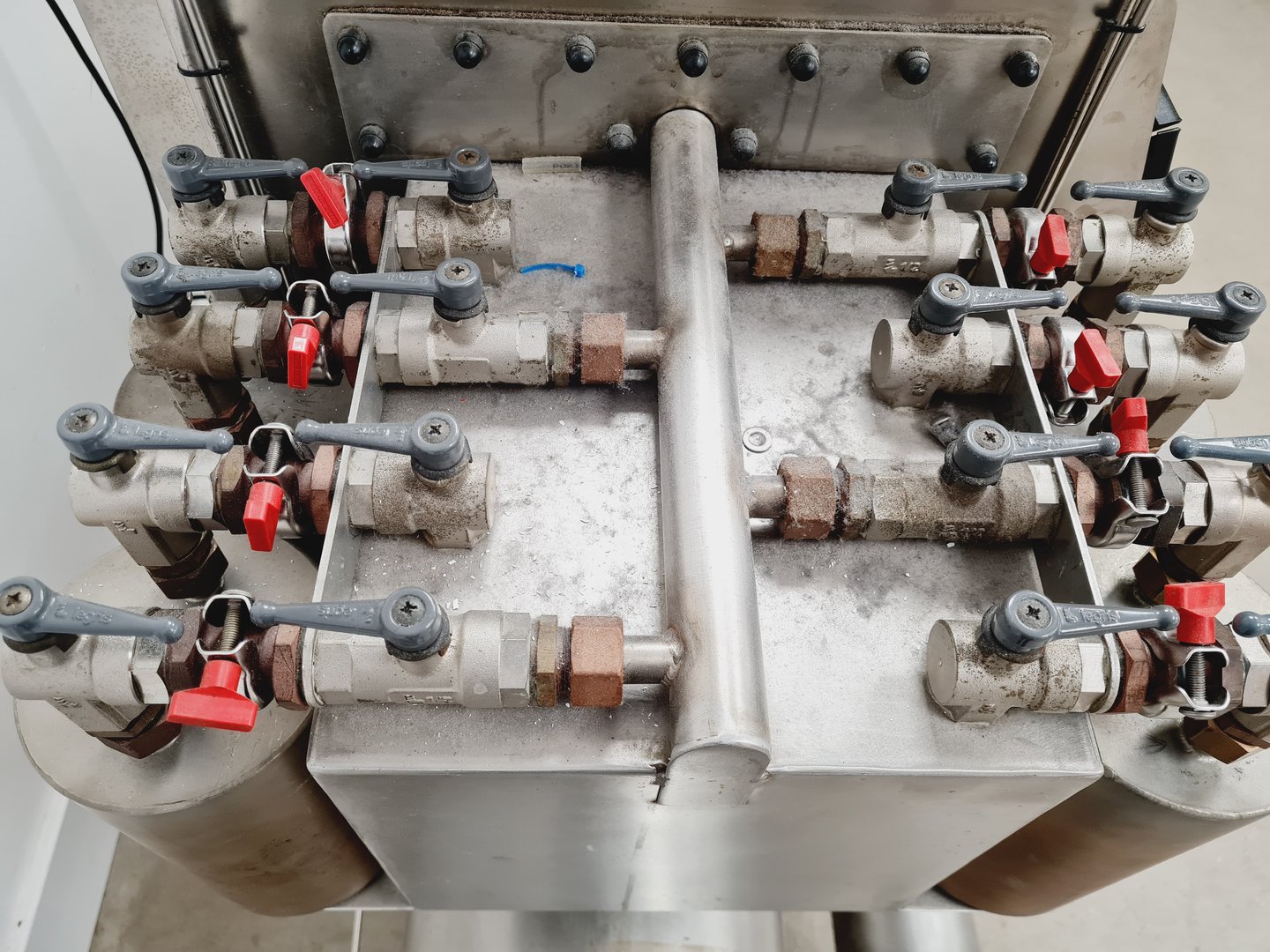 Image of Saffron Glove Box With Columns + Saffron Regeneration Oven Lab