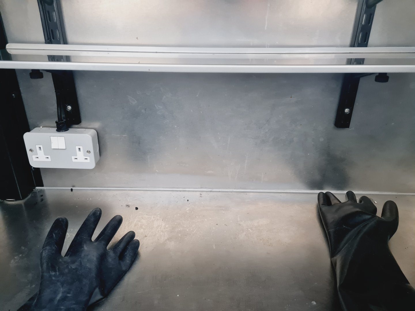 Image of Saffron Glove Box With Columns + Saffron Regeneration Oven Lab