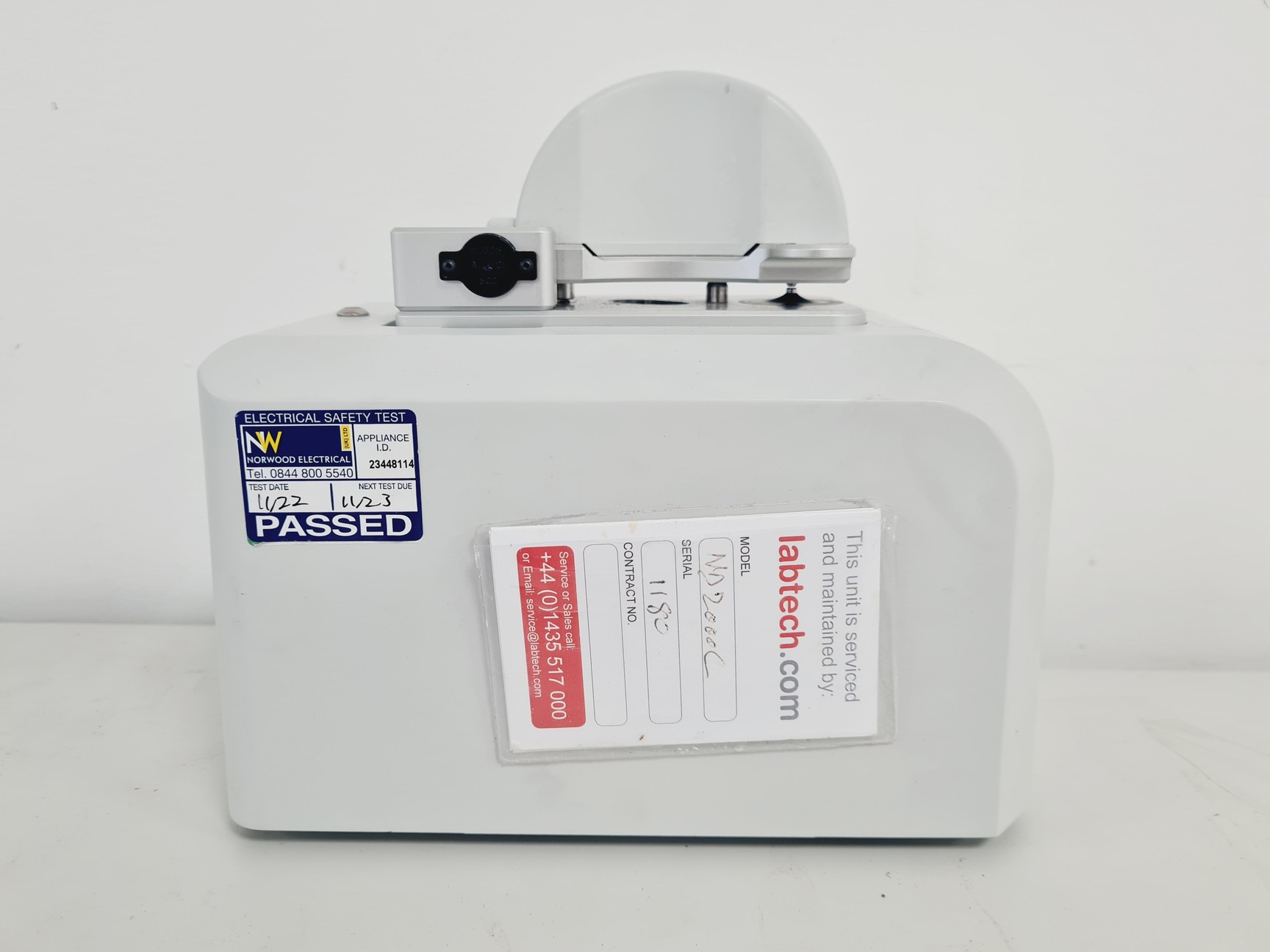 Image of Thermo Scientific NanoDrop 2000c Spectrophotometer Lab 