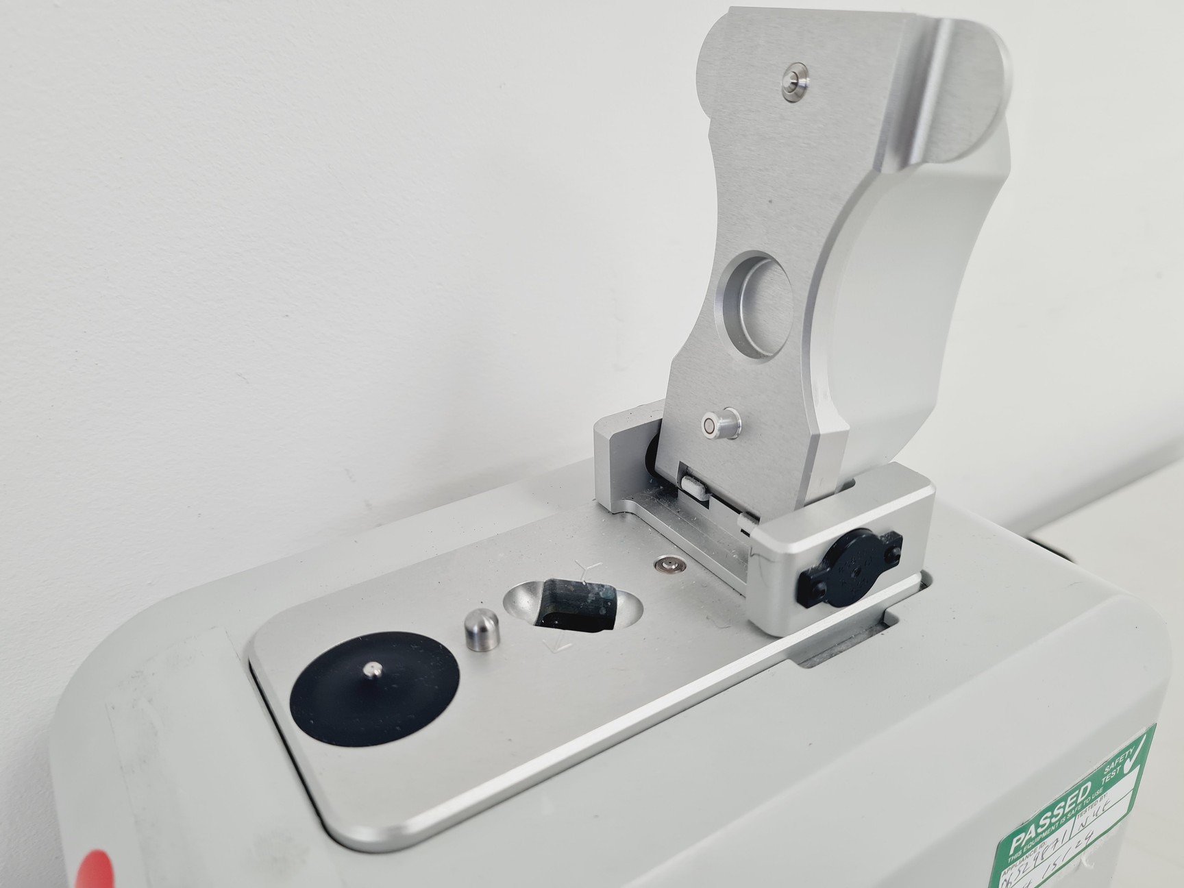 Image of Thermo Scientific NanoDrop 2000c Spectrophotometer Lab 