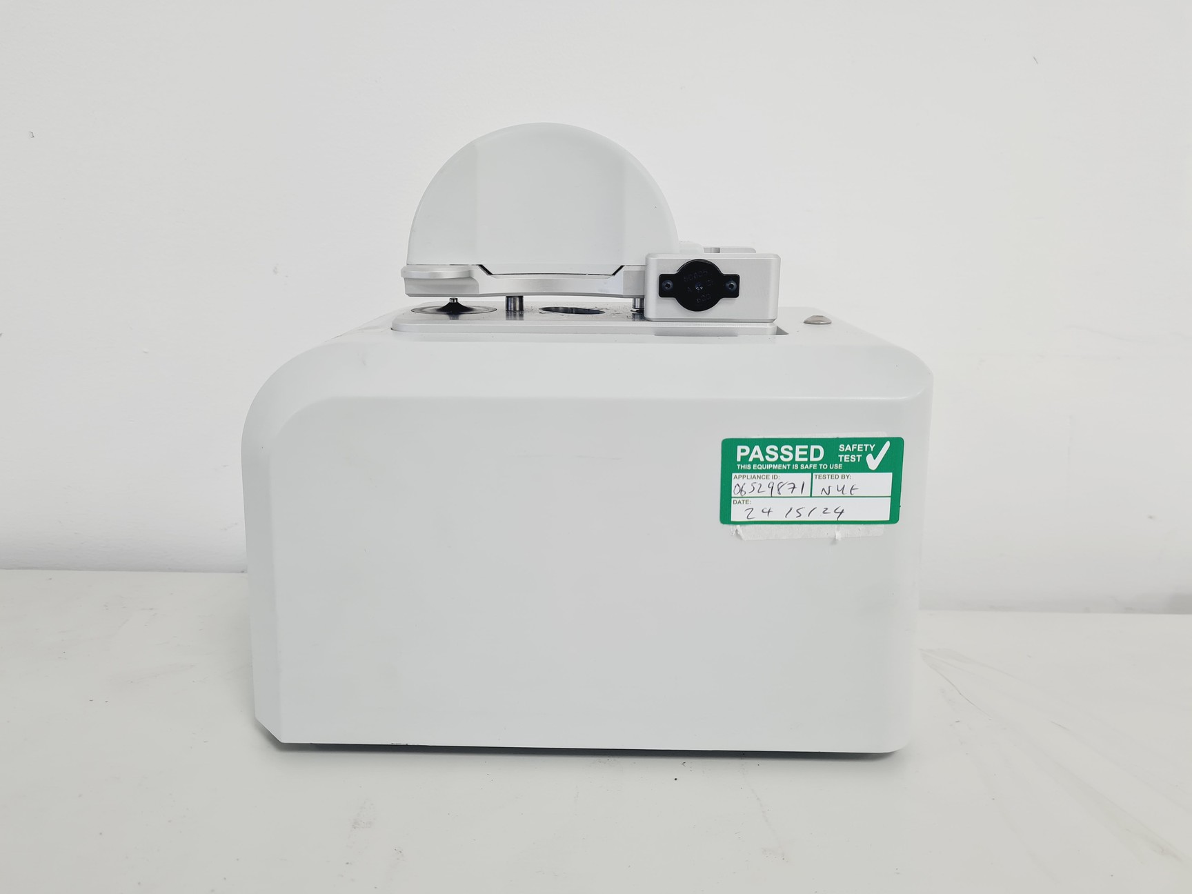 Image of Thermo Scientific NanoDrop 2000c Spectrophotometer Lab 