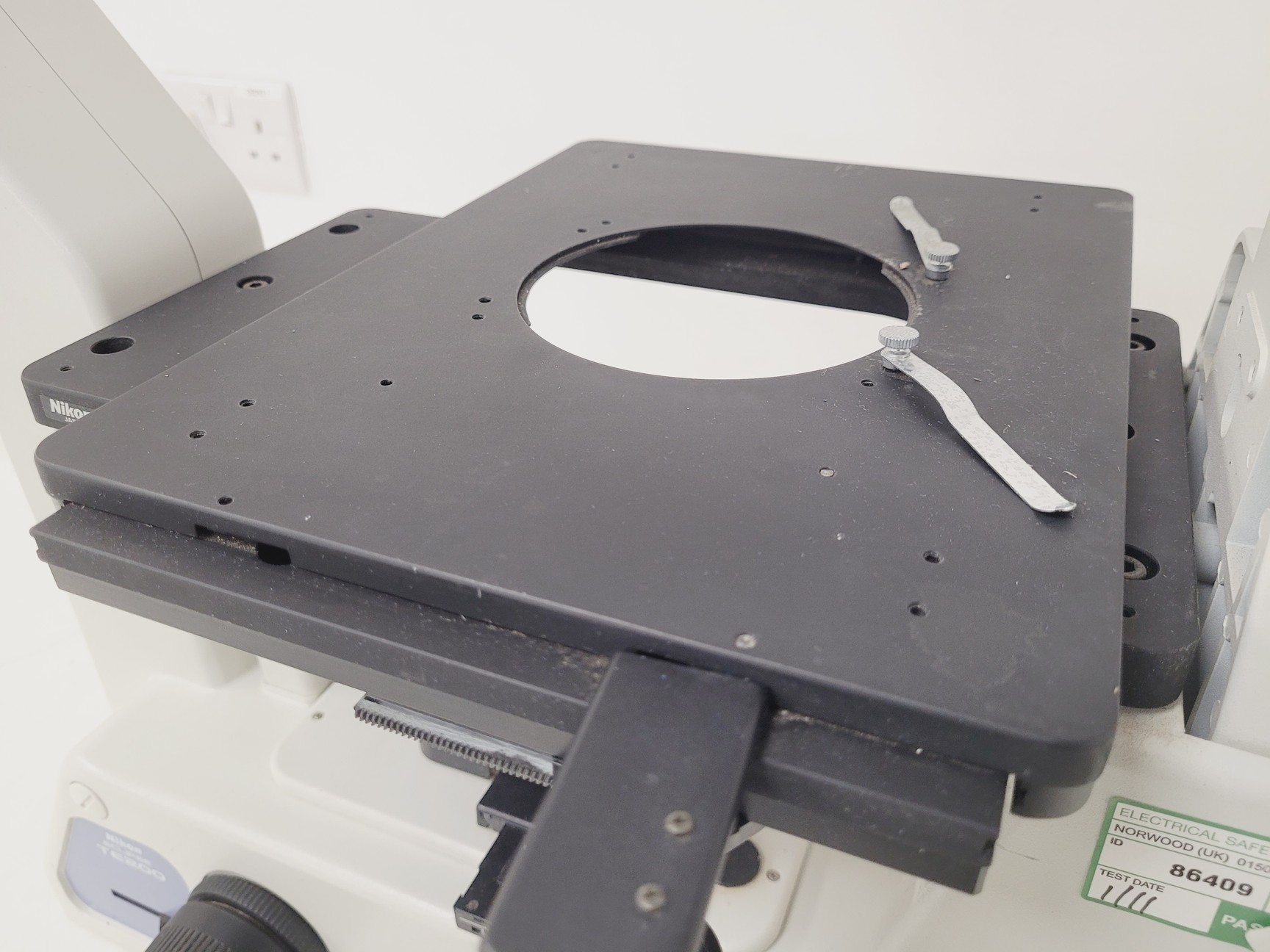 Image of Nikon Eclipse TE200 Microscope w/ 3 x Objectives Plan, Ph w/  TE-PS100 PSU Lab