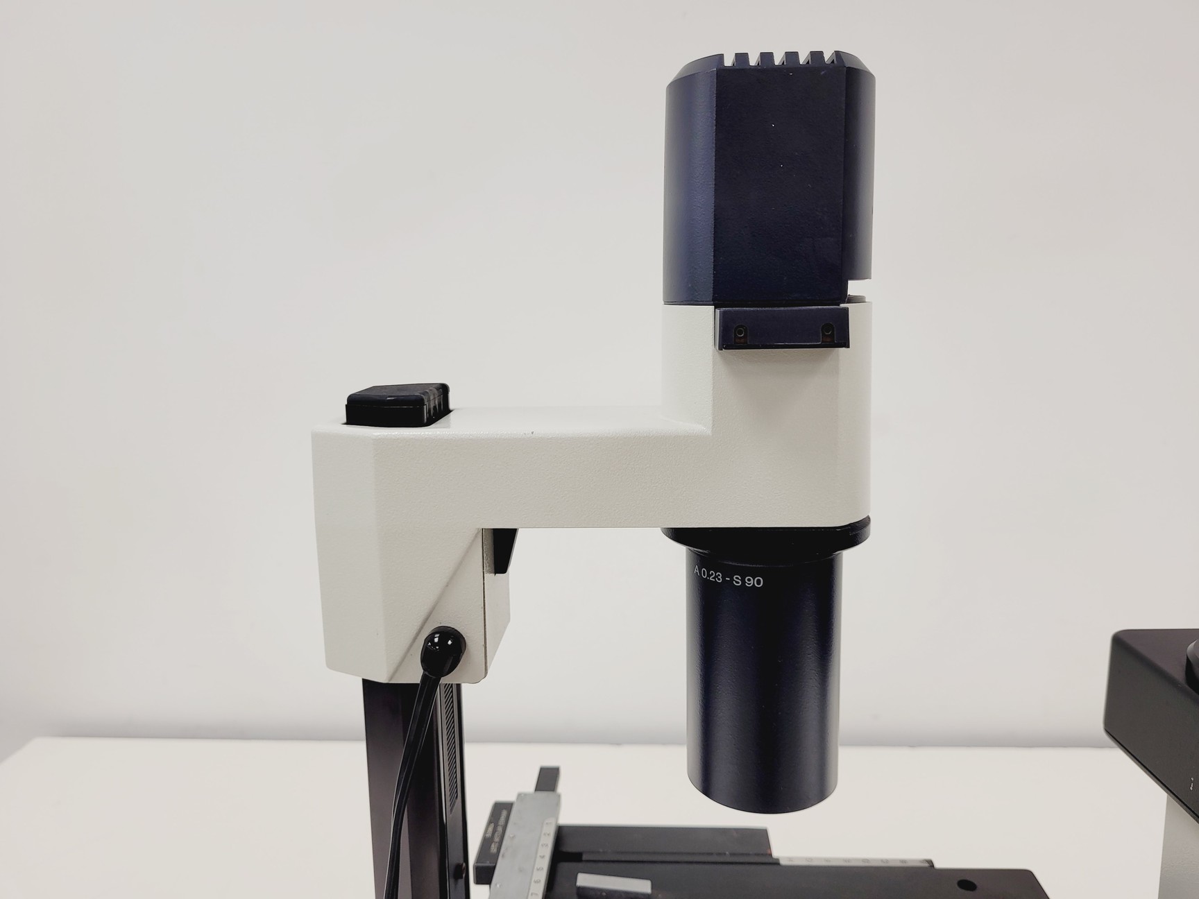 Image of Leica DMIL Inverted Microscope w/ 4 x Objectives Phaco, 160/- Lab 