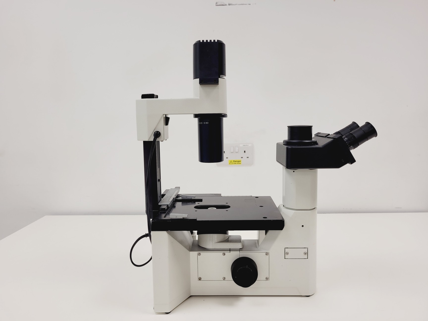 Image of Leica DMIL Inverted Microscope w/ 4 x Objectives Phaco, 160/- Lab 