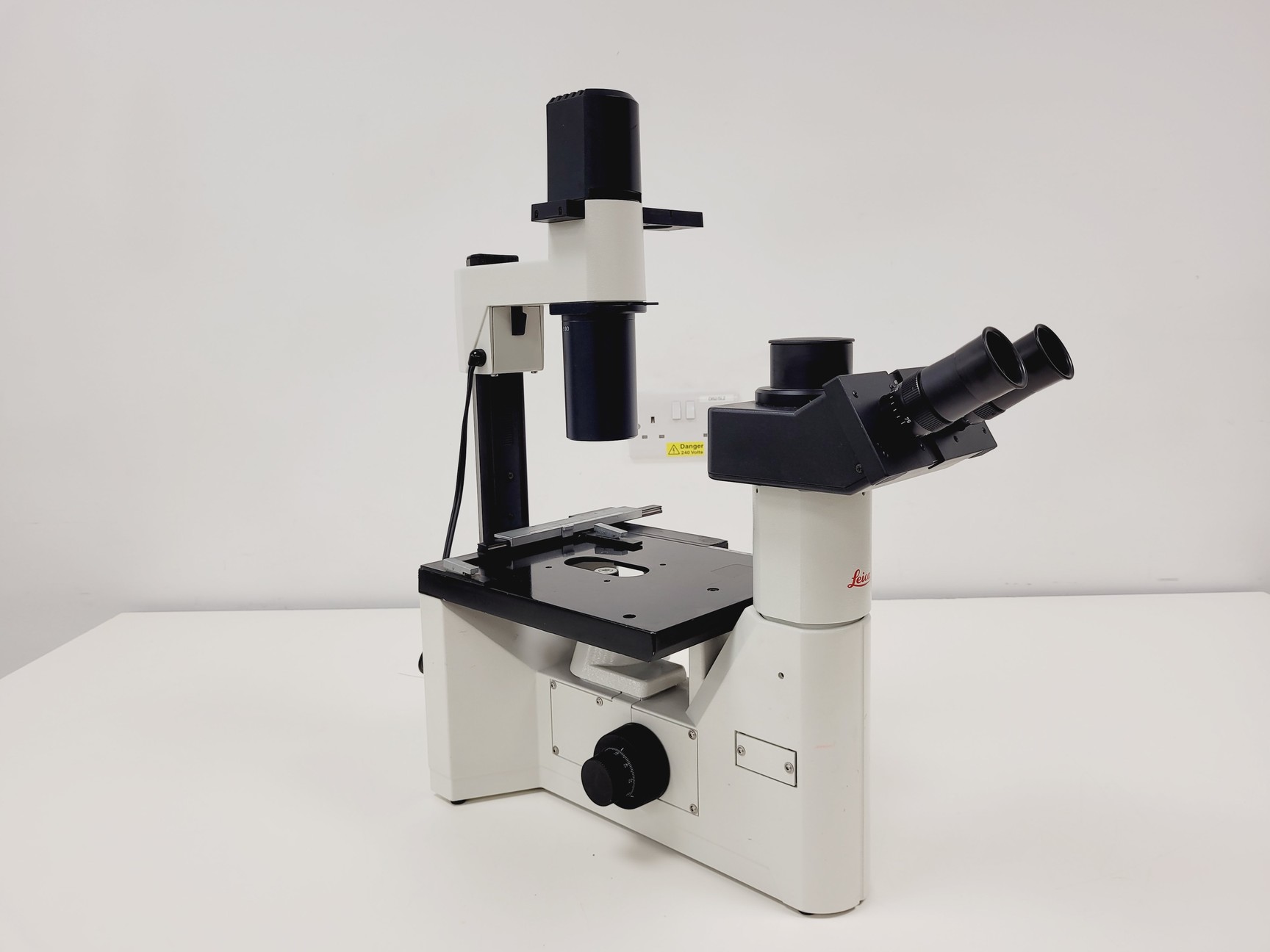 Image of Leica DMIL Inverted Microscope w/ 4 x Objectives Phaco, 160/- Lab 