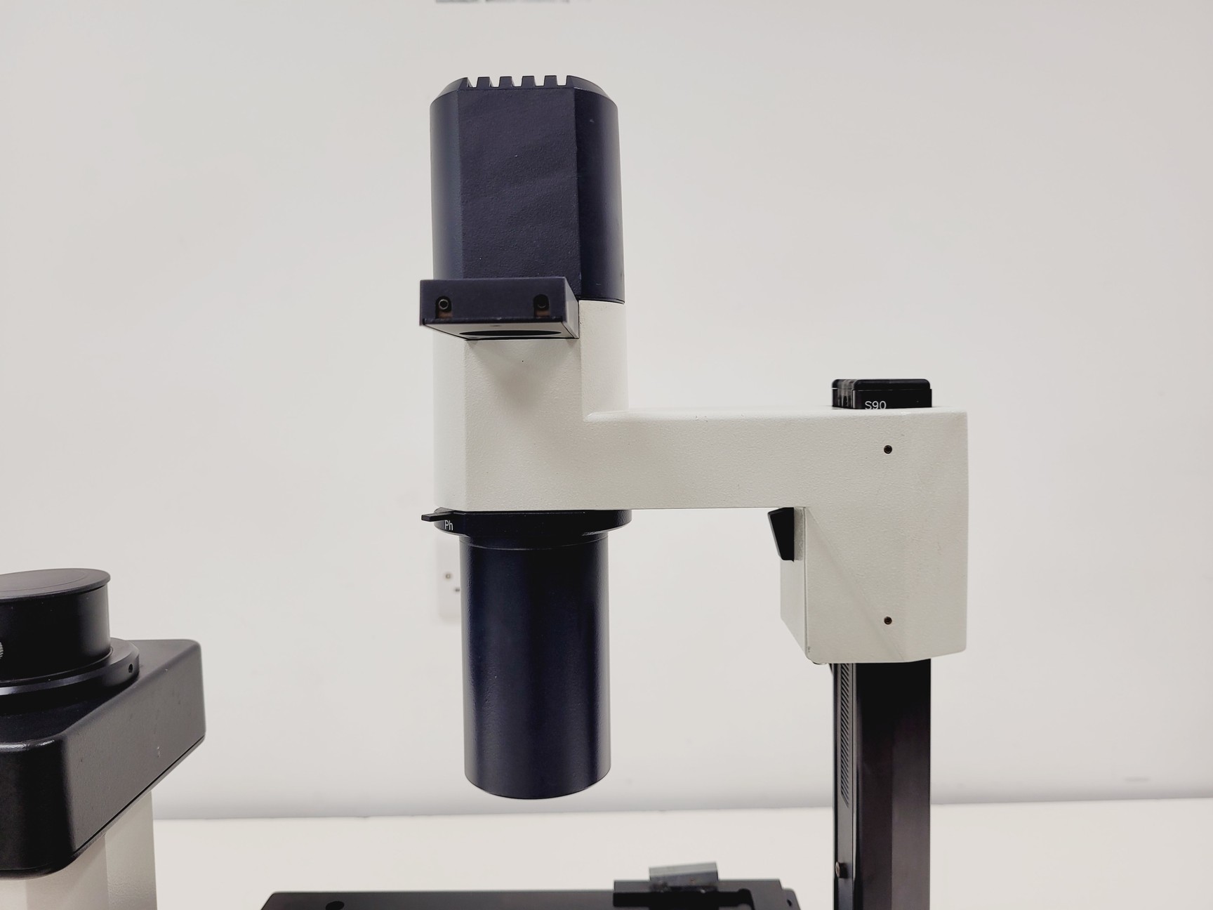 Image of Leica DMIL Inverted Microscope w/ 4 x Objectives Phaco, 160/- Lab 