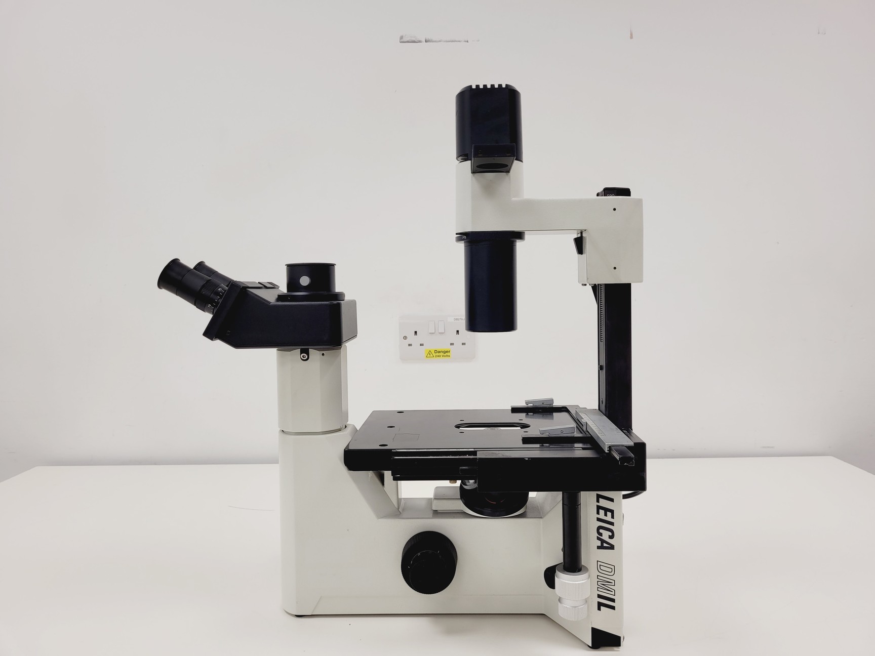 Image of Leica DMIL Inverted Microscope w/ 4 x Objectives Phaco, 160/- Lab 