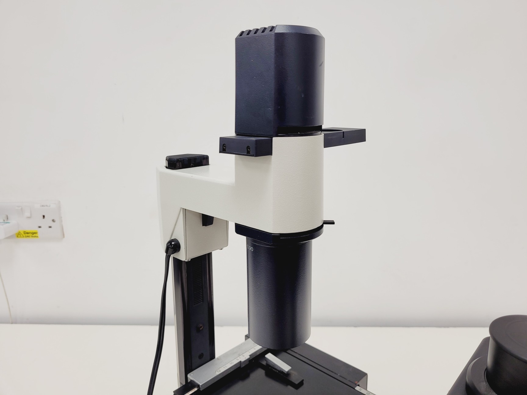 Image of Leica DMIL Inverted Microscope w/ 4 x Objectives Phaco, 160/- Lab 