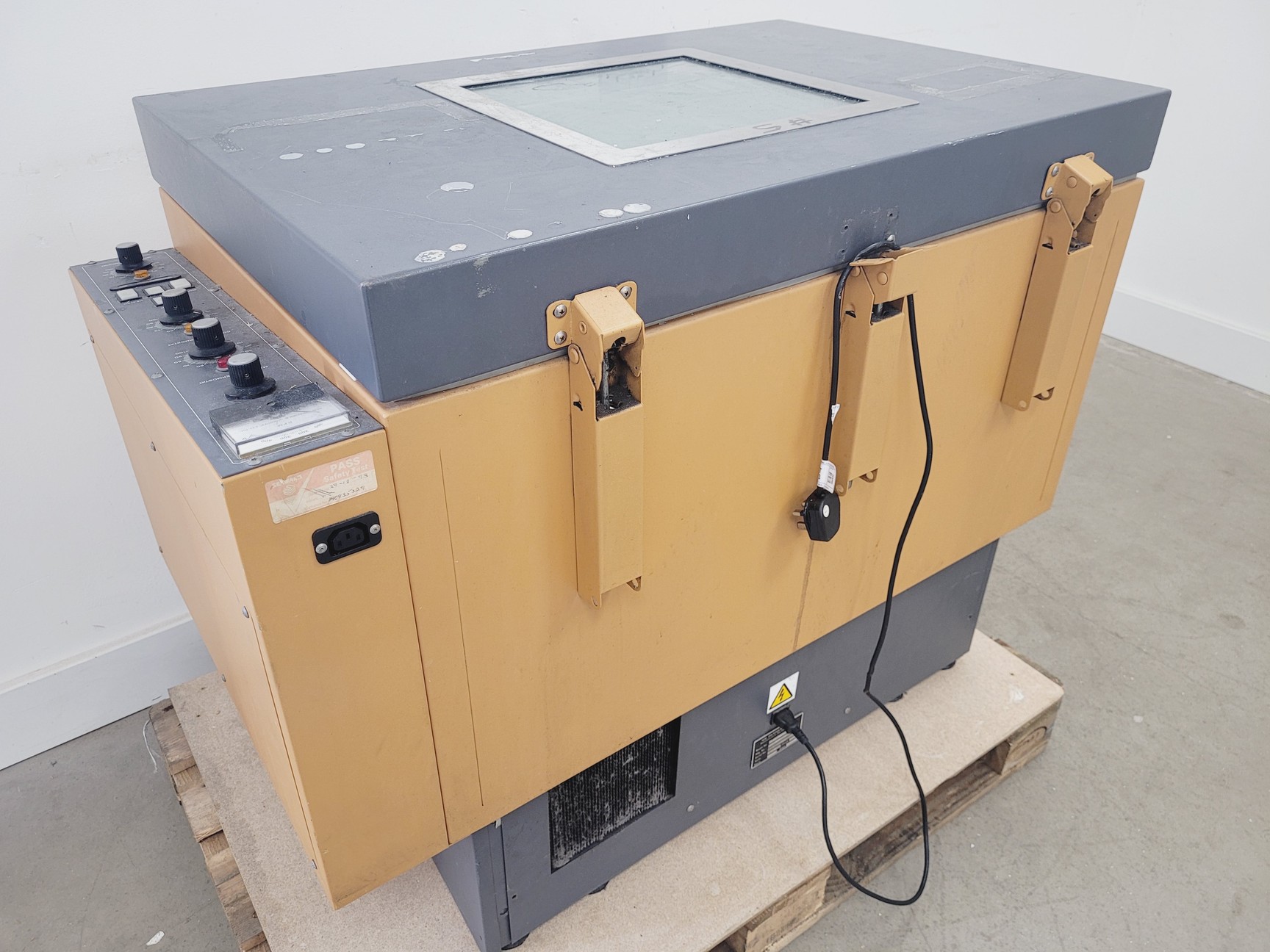 Image of New Brunswick Scientific Controlled Environment Incubator Shaker G-25 Lab Faulty