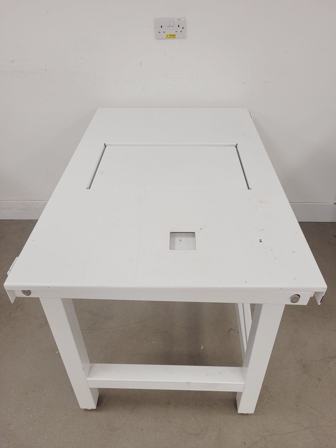 Laboratory Isolation Table - White Lab