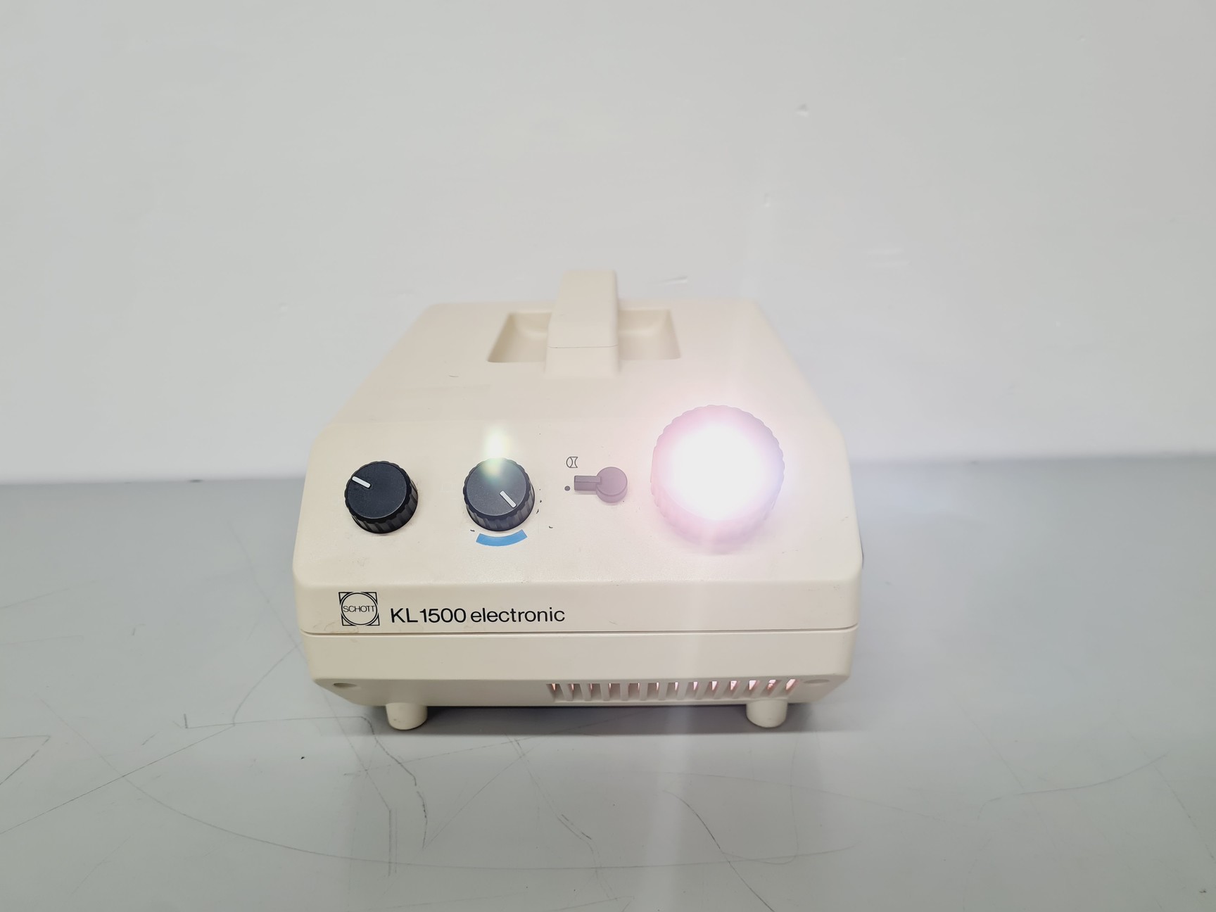 Image of Leica S6D Stereo Microscope 6.3x-40x Leica L2 Lightbox and Schott KL 150 Lab